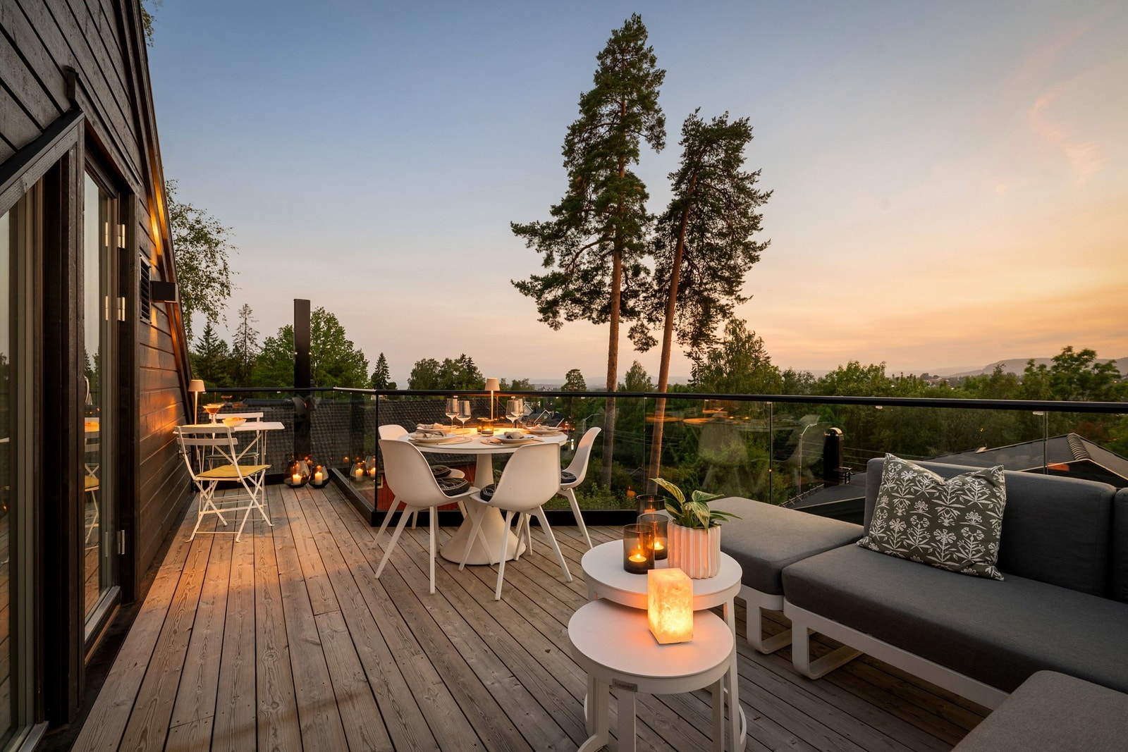 Takterrassen byr på lange sommerkvelder med magisk utsikt, solnedgang og perfekte rammer for både avslapping og sosiale sammenkomster. Galleribilde