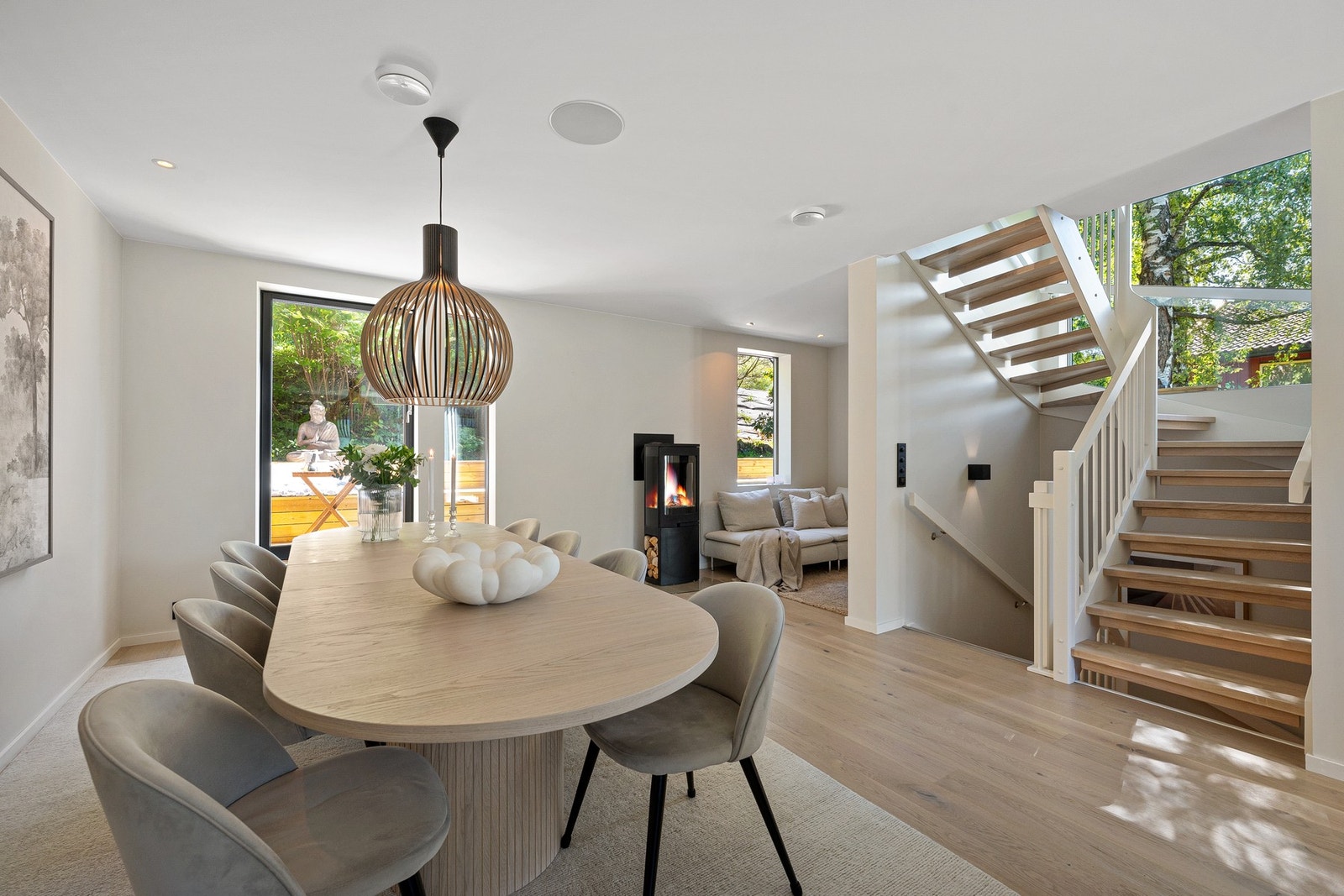 Én-stavs eikeparketten fra Tarkett gir rommet en tidløs base, mens de lyse veggene og store vindusflatene slipper inn rikelig med naturlig lys. Galleribilde