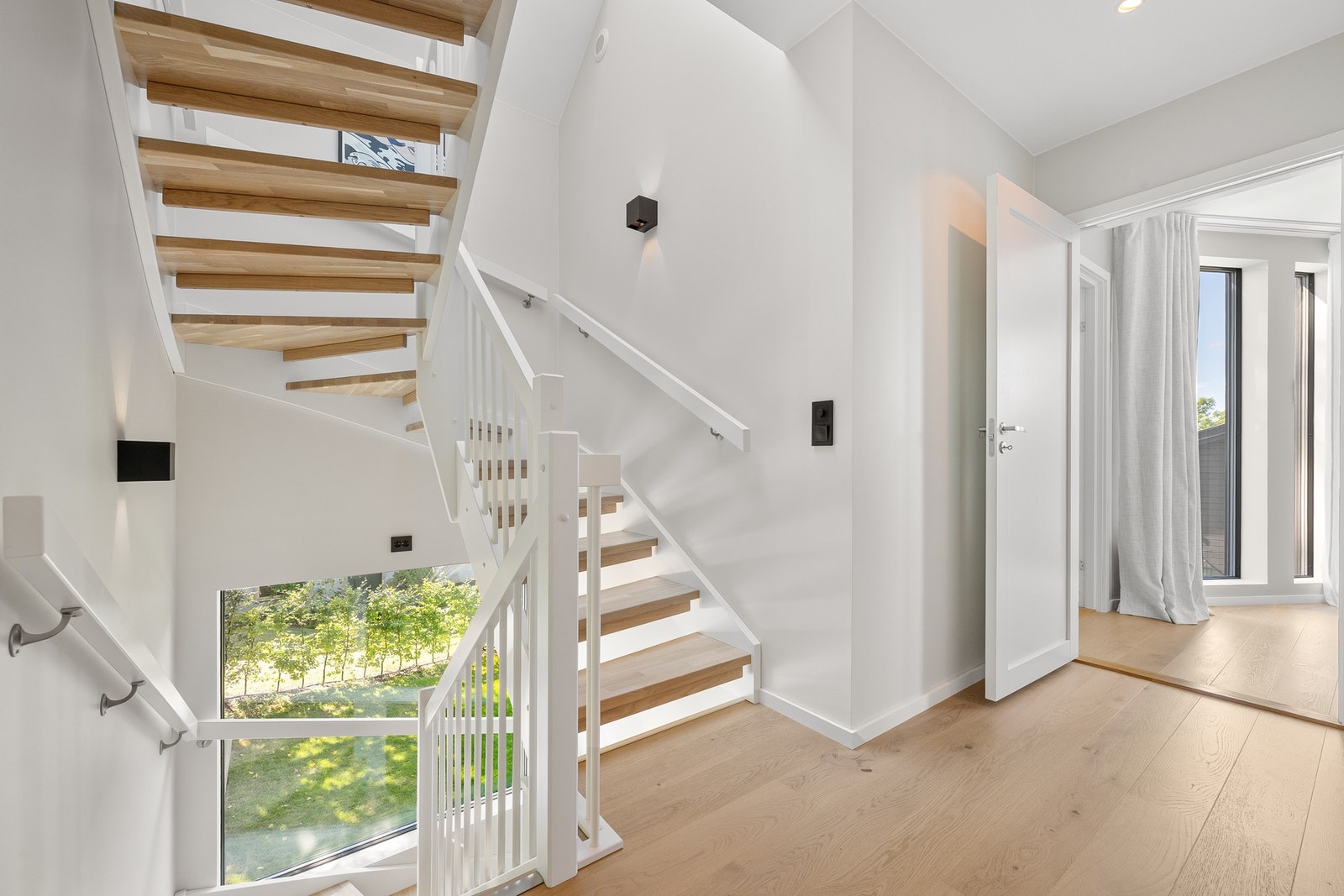 Boligens andre etasje byr på tre romslige soverom, et lekkert bad og walk-in-closet. Galleribilde