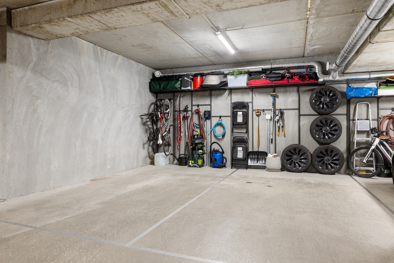 Boligen har to biloppstillingsplasser i parkeringskjeller som seksjonerte tilleggsdeler. Plassene har adkomst via internganger fra boligens kjeller samt via fellesområde. Den ene plassen har montert elbillader, den andre er klargjort for montering. Galleribilde