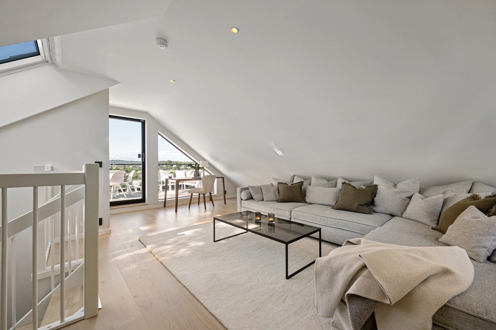 Her er det god plass til en stor sofagruppe, TV-løsning og til og med en egen kontor- eller lesekrok. Galleribilde