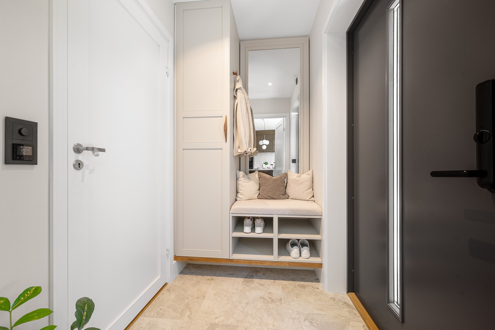 Entréen gir et umiddelbart inntrykk av kvalitet og gjennomført design med praktiske løsninger. Galleribilde