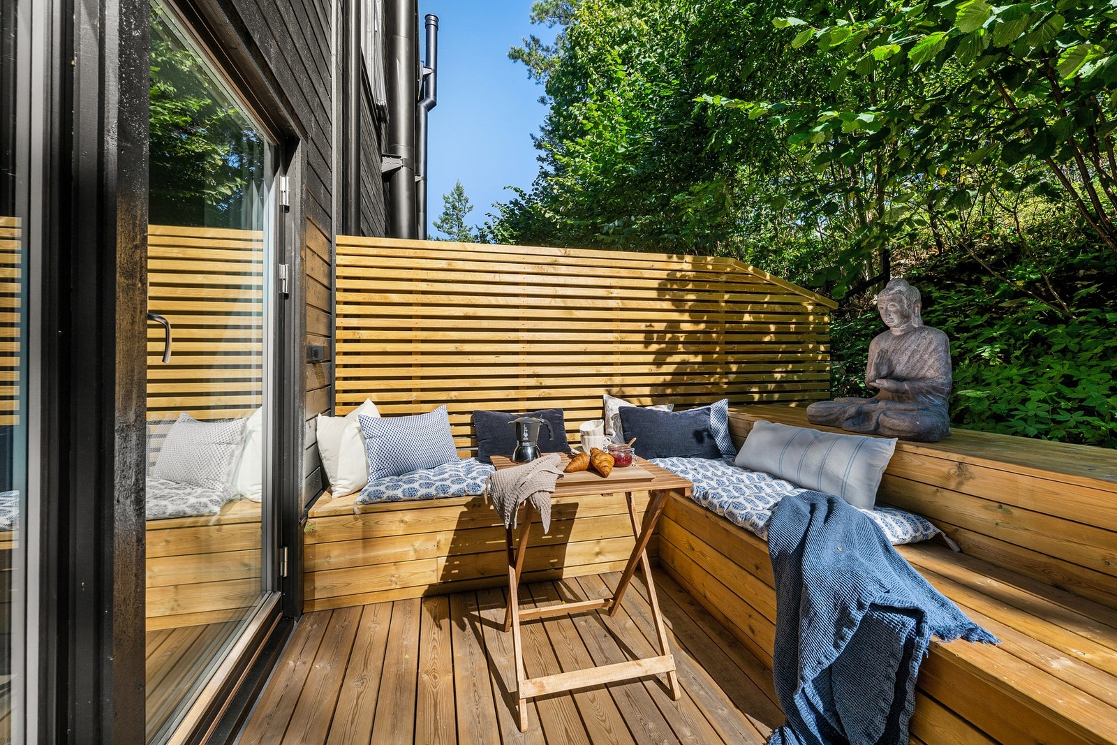 Her kan du nyte solen fra tidlig formiddag til sen kveld - fra ca. kl. 10 til kl. 20 i sommersesongen. Galleribilde