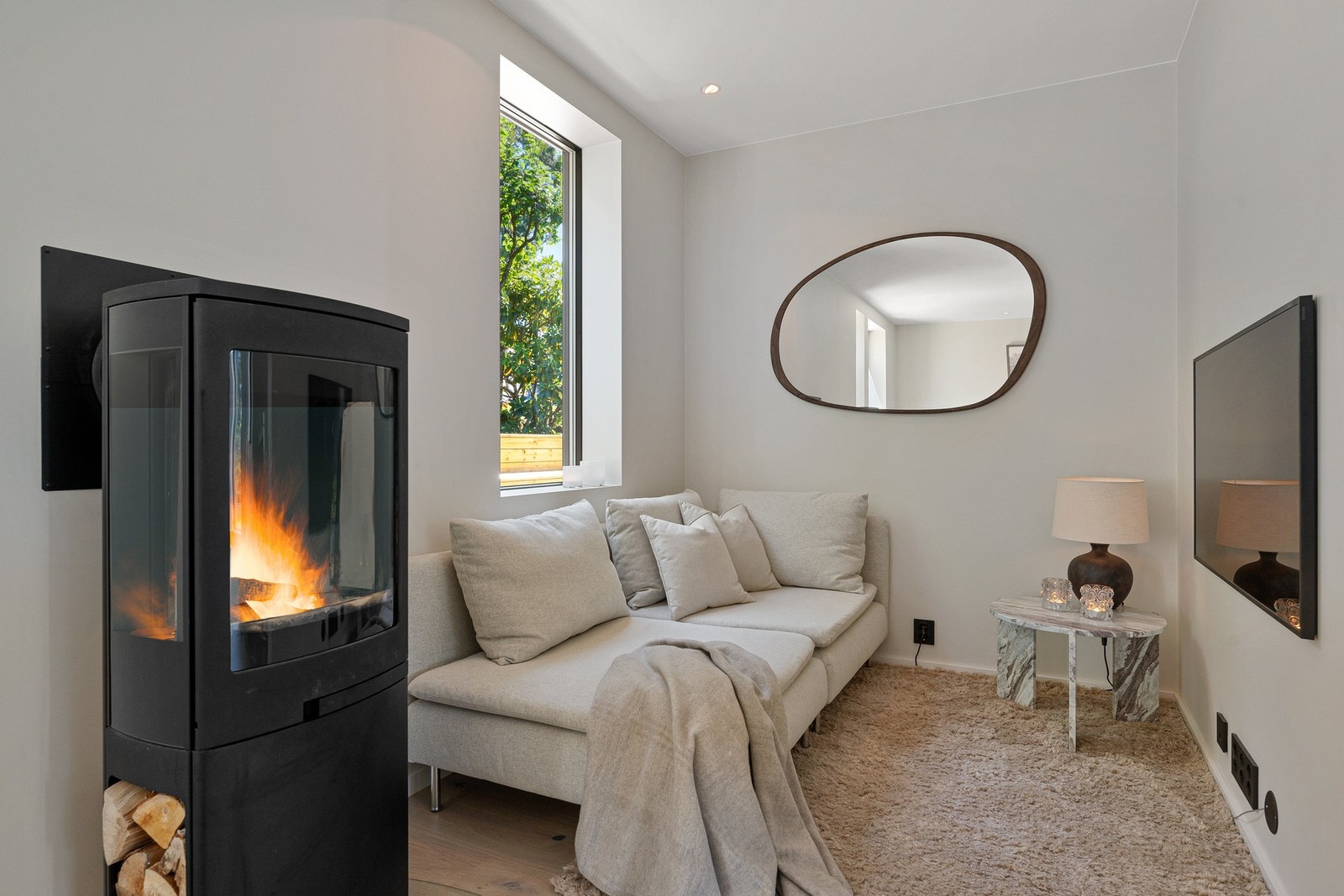 Stuen byr på en egen, hyggelig TV-sone. Galleribilde