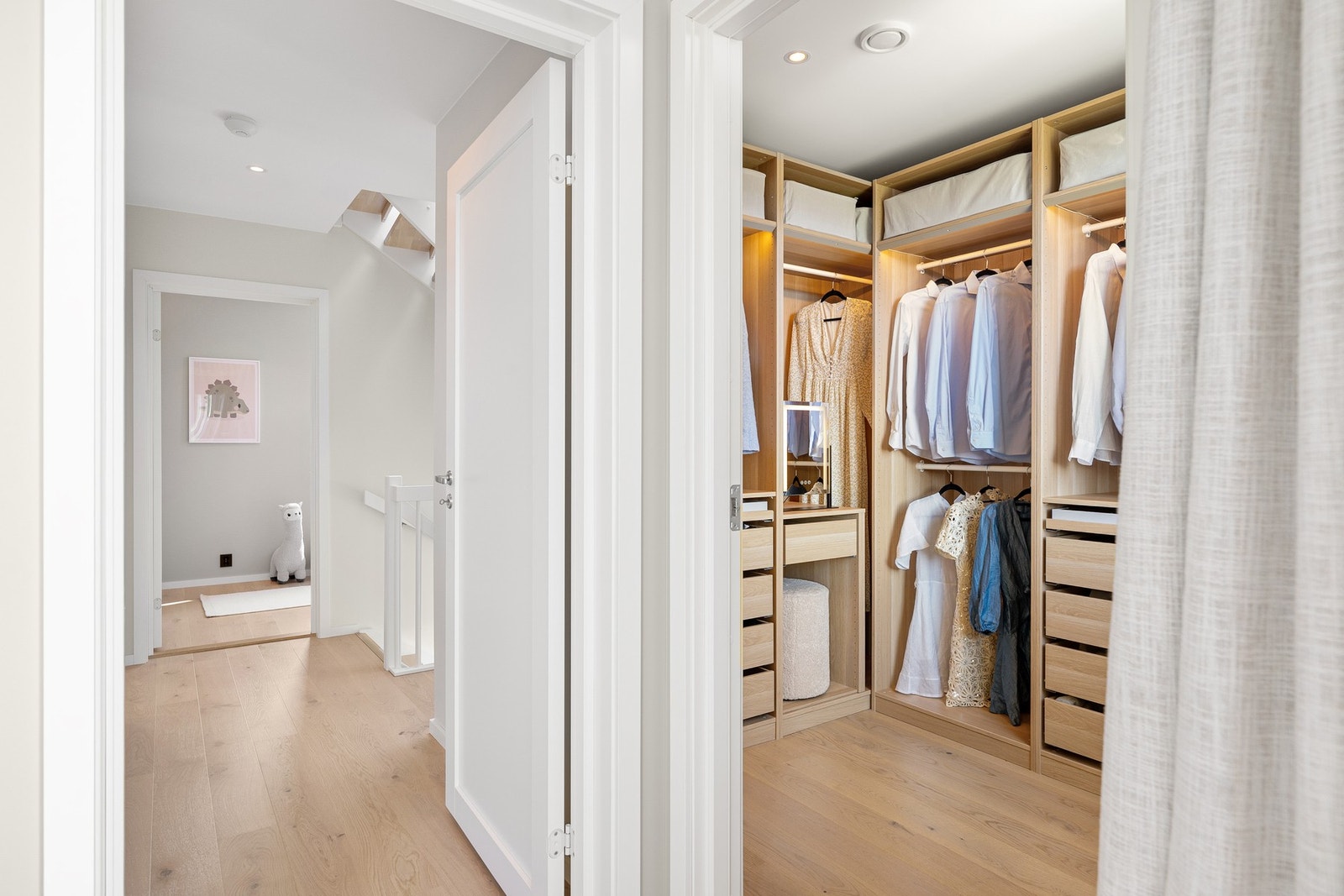 Fra soverommet har man tilgang til et romslig walk-in closet, innredet med garderobeskap som sørger for ryddige oppbevaringsløsninger. Galleribilde