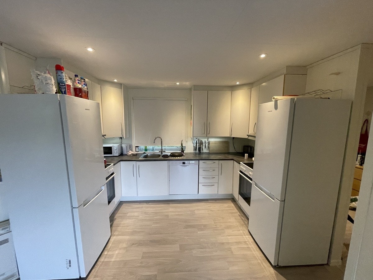 2 komfyrer 2 platetopper ,og 2 kjøleskap Galleribilde