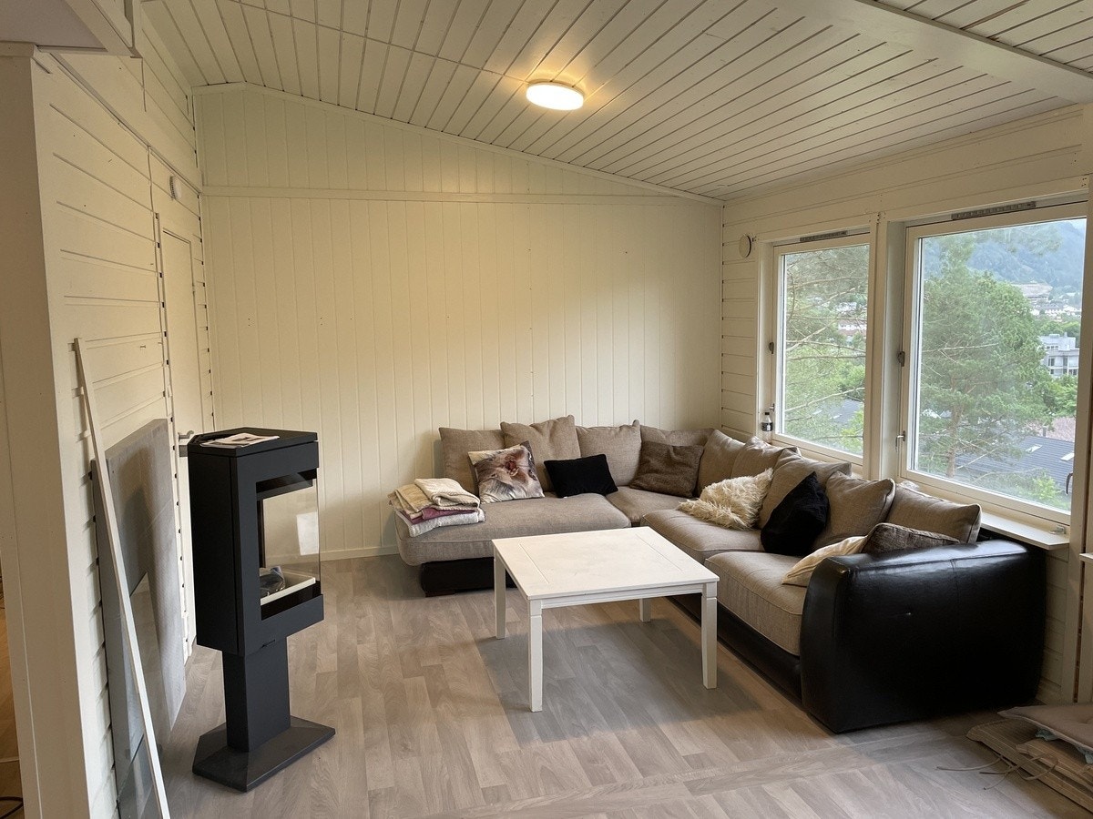 Felles stue med vedfyring, samt varmepumpe (Aircondition)Koselig stue Galleribilde