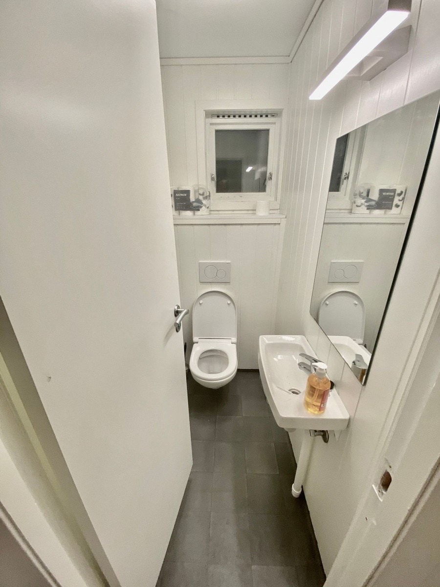 Separat toalett + ett bad til Galleribilde