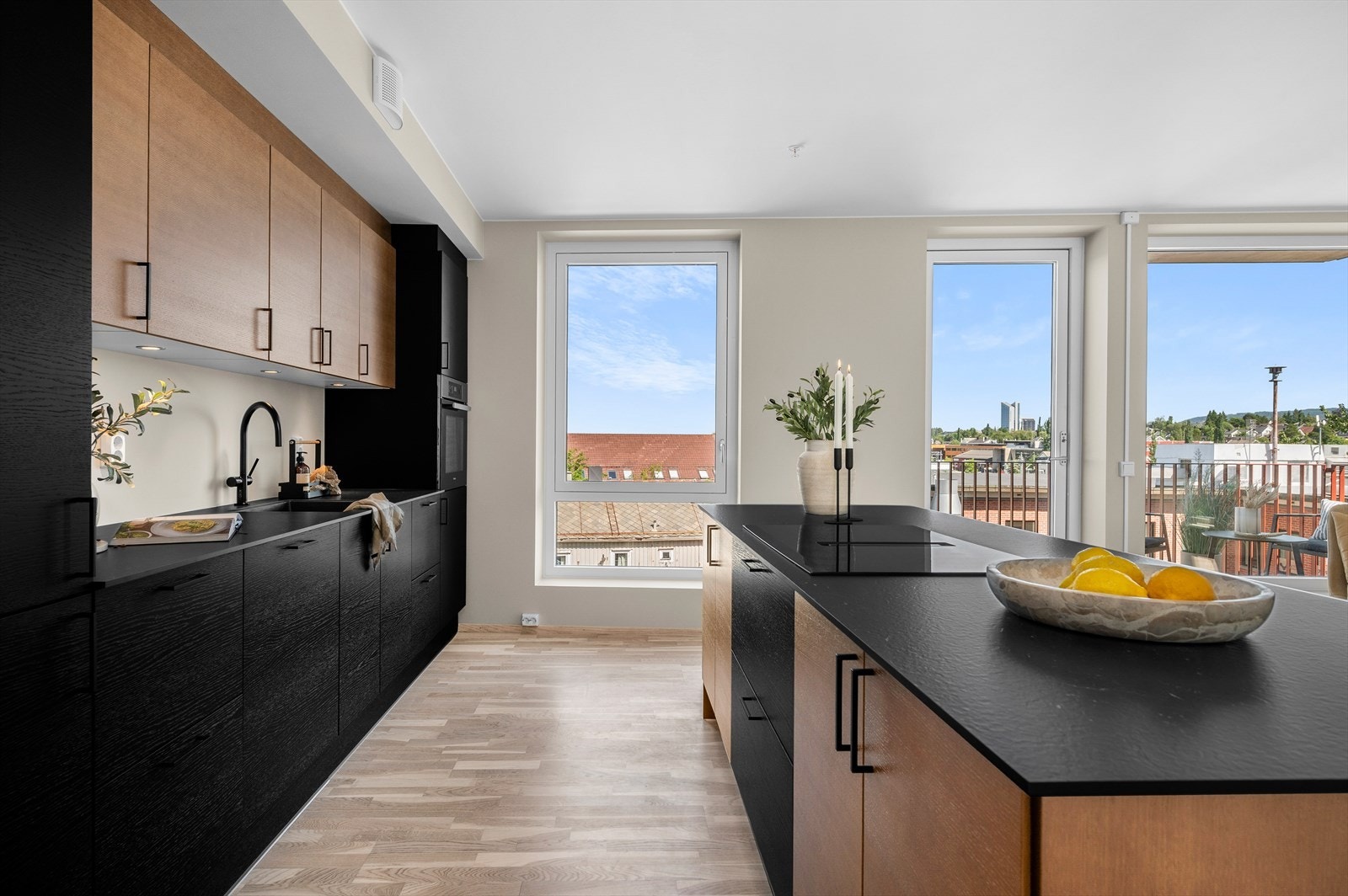 Lekkert og oppgradert kjøkken med svært god skap- og benkeplass. Galleribilde