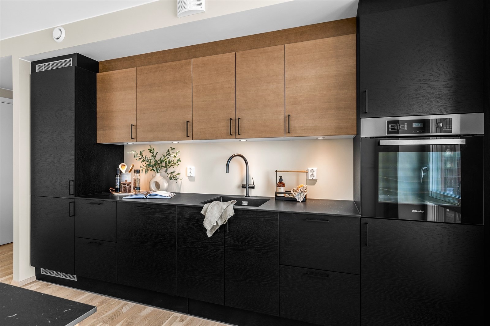 Kjøkkenet er fra JKE med hvitevarer fra Miele. Galleribilde