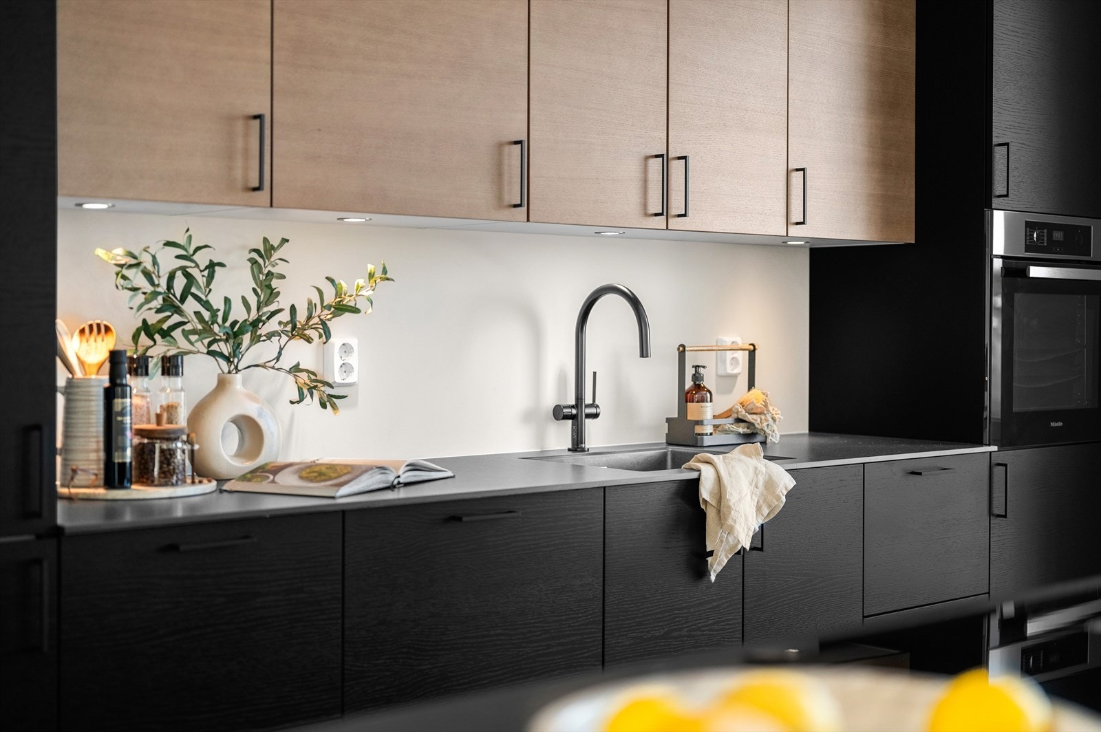 Kjøkkenet har integrerte hvitevarer består av induksjonstopp med ventilator, stekeovn fra Miele, benkeventilator, oppvaskmaskin og kjøl/frys. Galleribilde