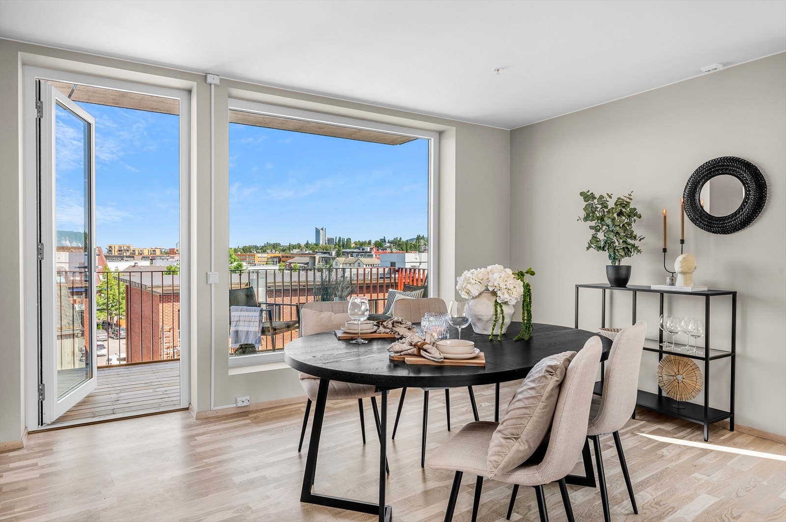 Også på denne siden av oppholdsrommet er det direkte adgang til balkong. Galleribilde