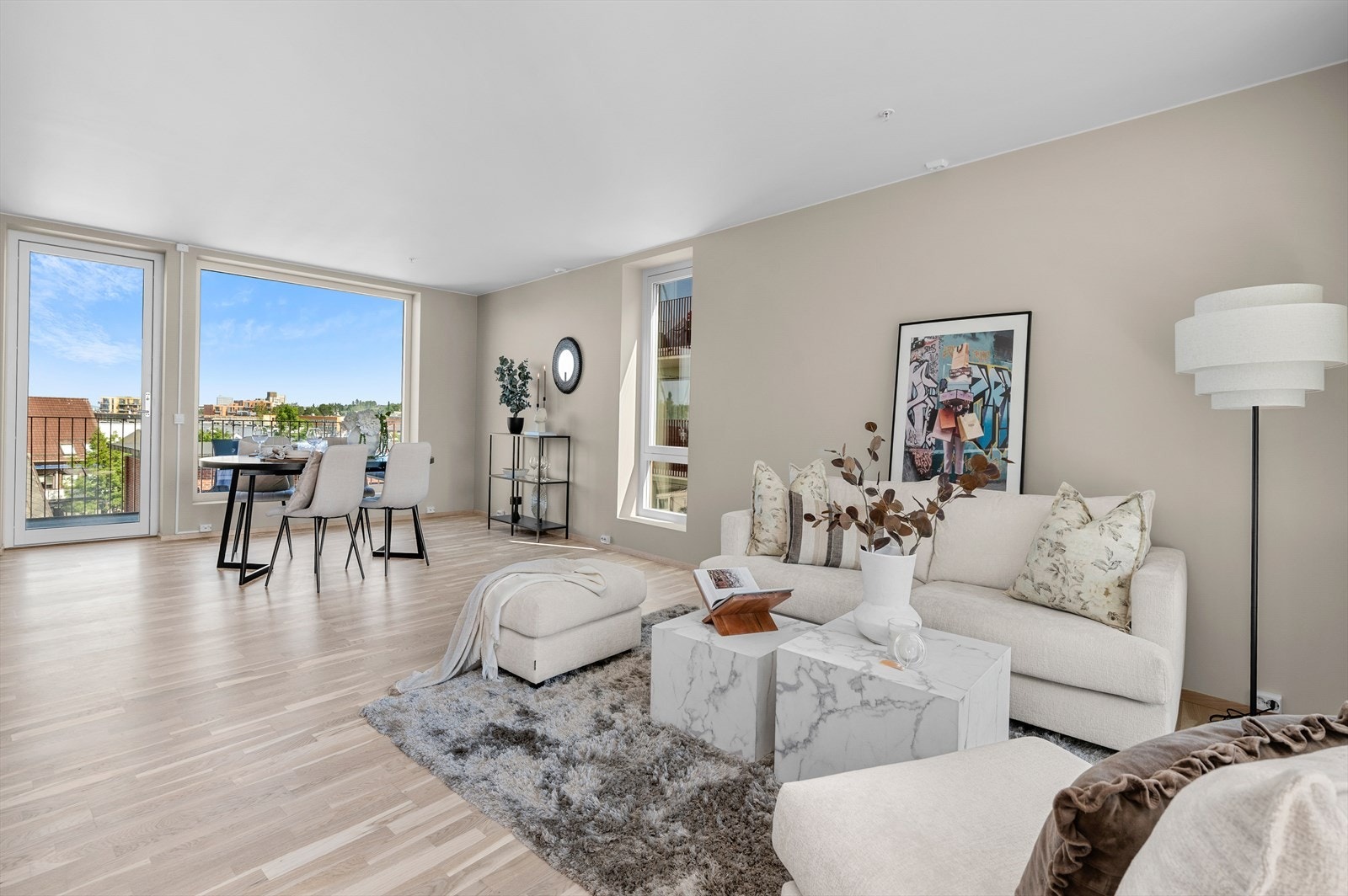 De store vinduene gir stuen og kjøkkenet en god og luftig romfølelse. Galleribilde