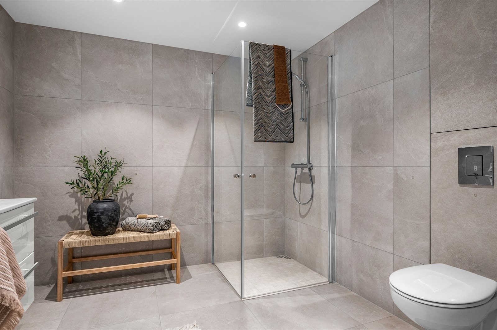 Badet måler 6,5 m². Galleribilde