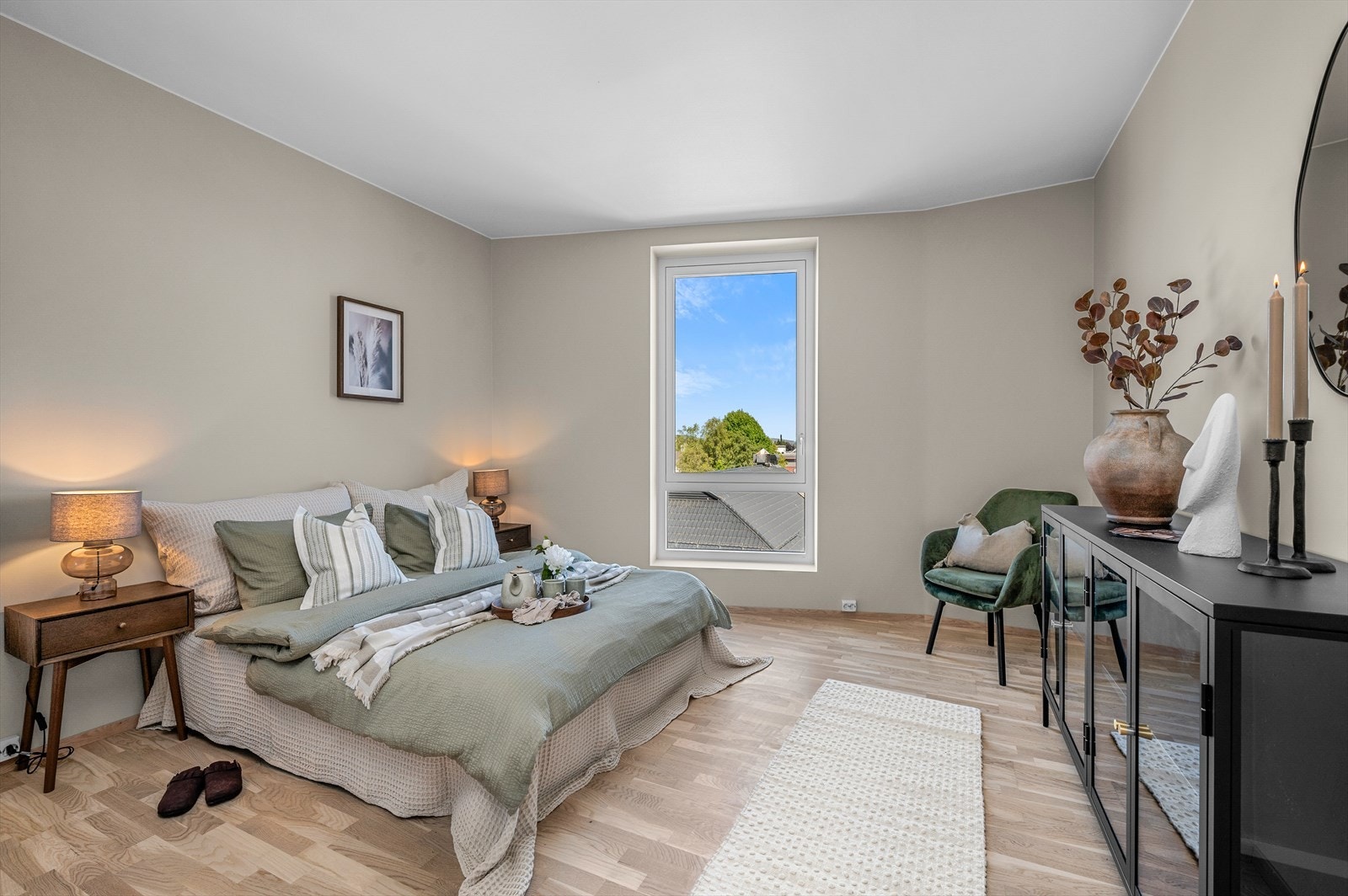 Hoved soverommet er på hele 15 m² og har eget bad i direkte tilknytning. Galleribilde