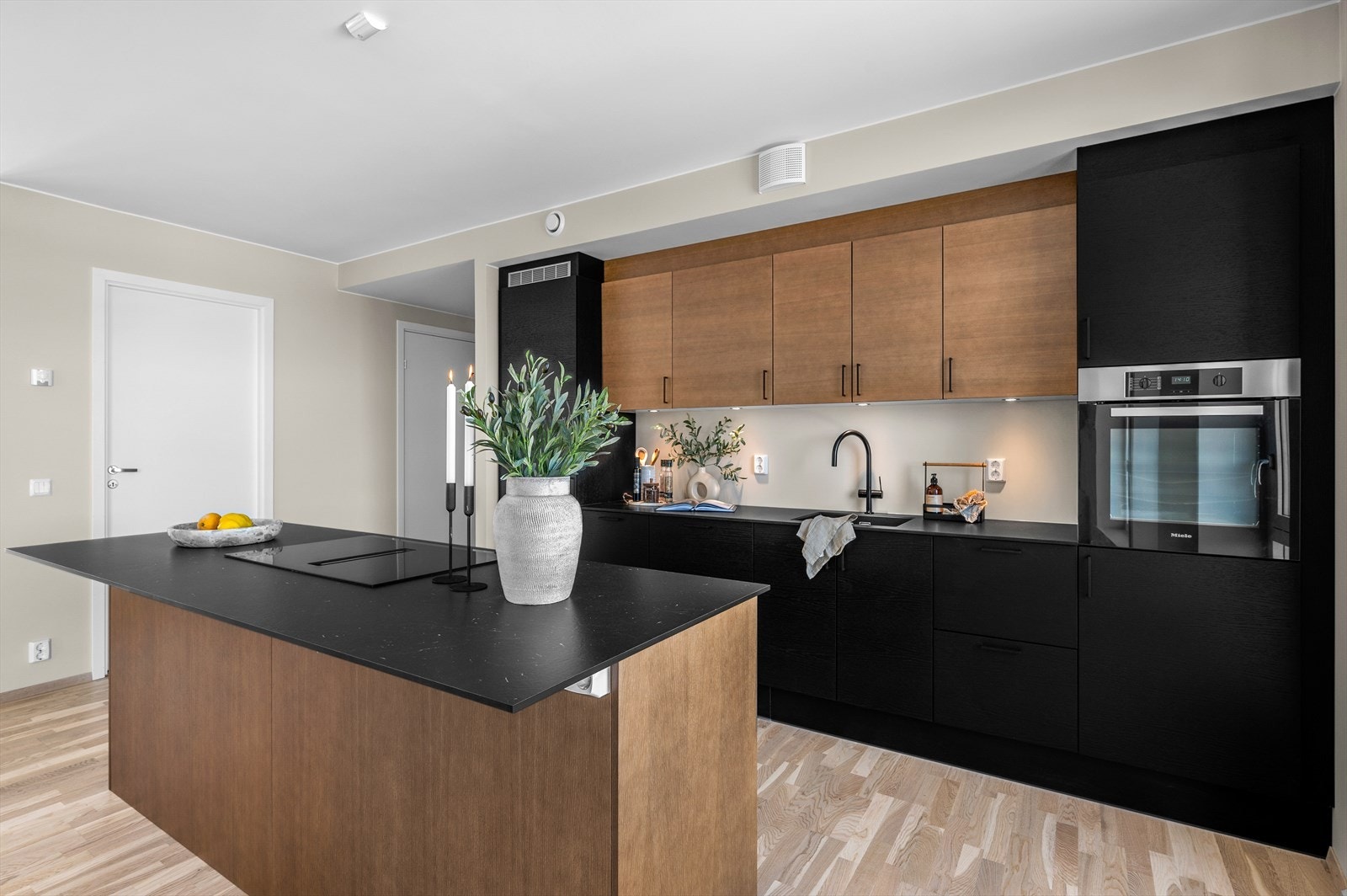 Med leiligheten følger parkeringsplass i kjeller med mulighet for el-billader. Galleribilde