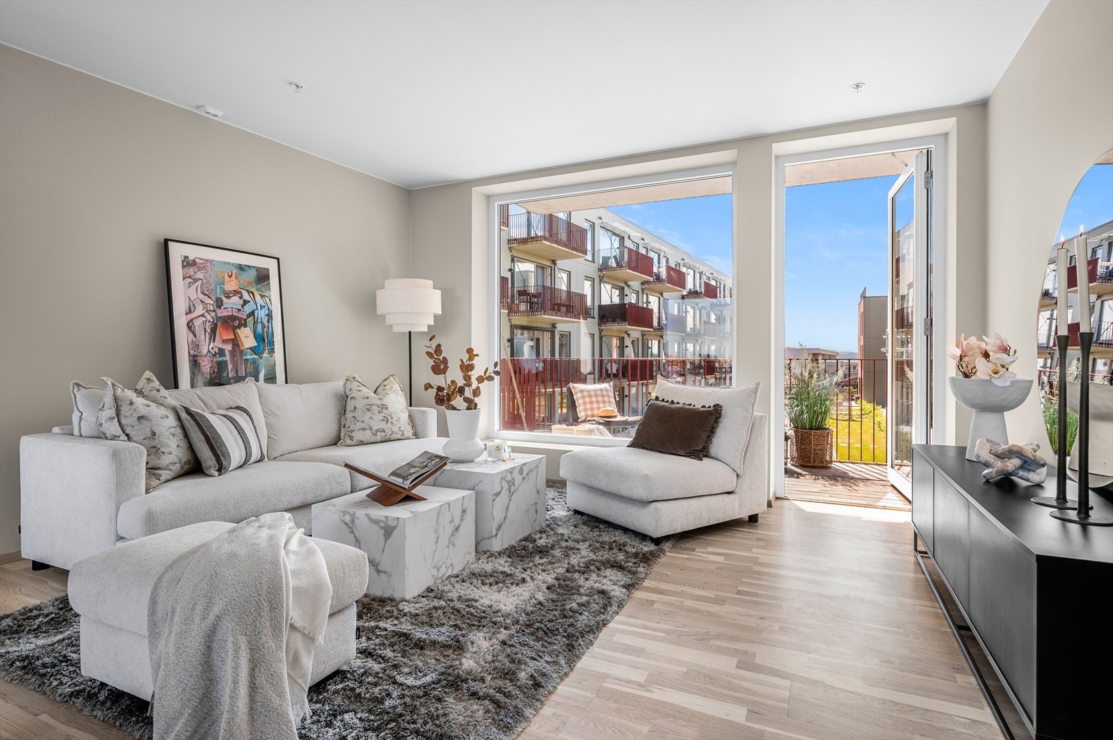 Allrommet er på hele 48 m² - og har direkte utgang til to balkonger. Galleribilde