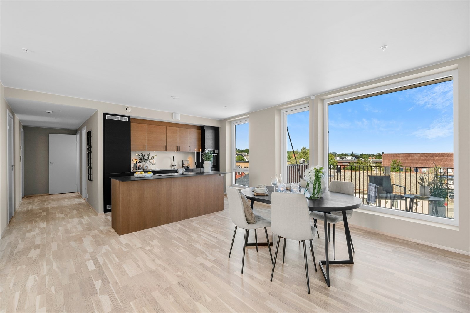 I forbindelse med kjøkkenet er det god plass til å møblere spisegruppe etter eget ønske. Galleribilde