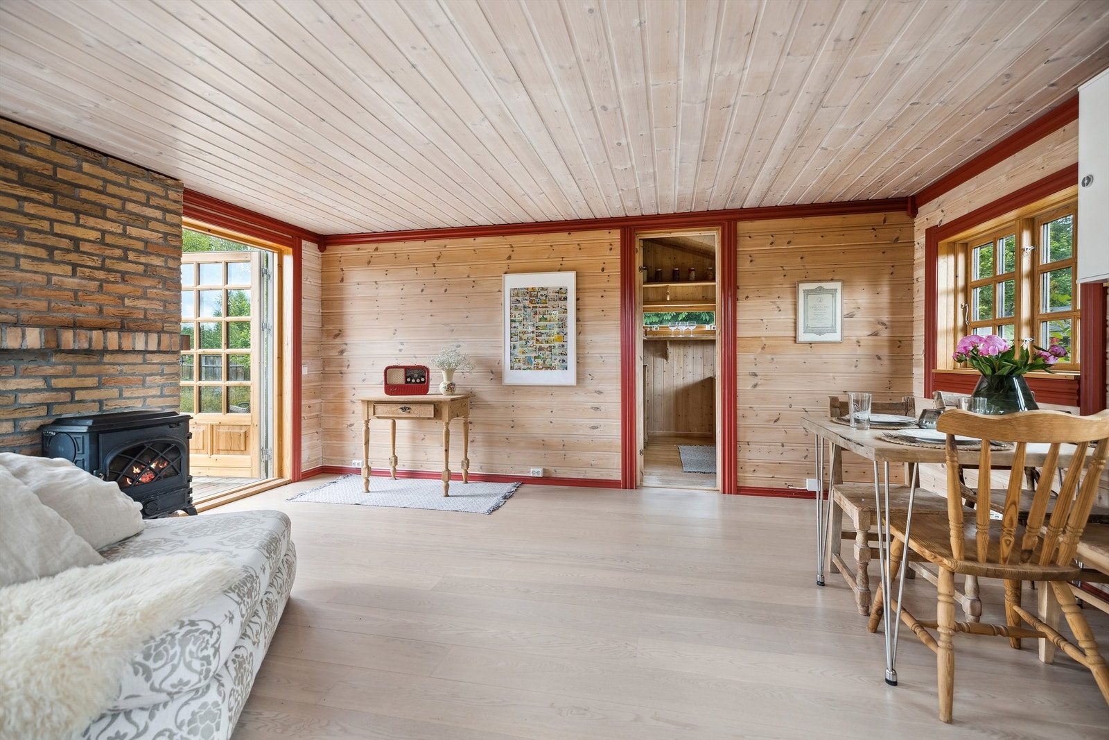 Stuen er et godt rom med plass til både sittegruppe og spiseplass og direkte adkomst til kjøkkenet. Galleribilde