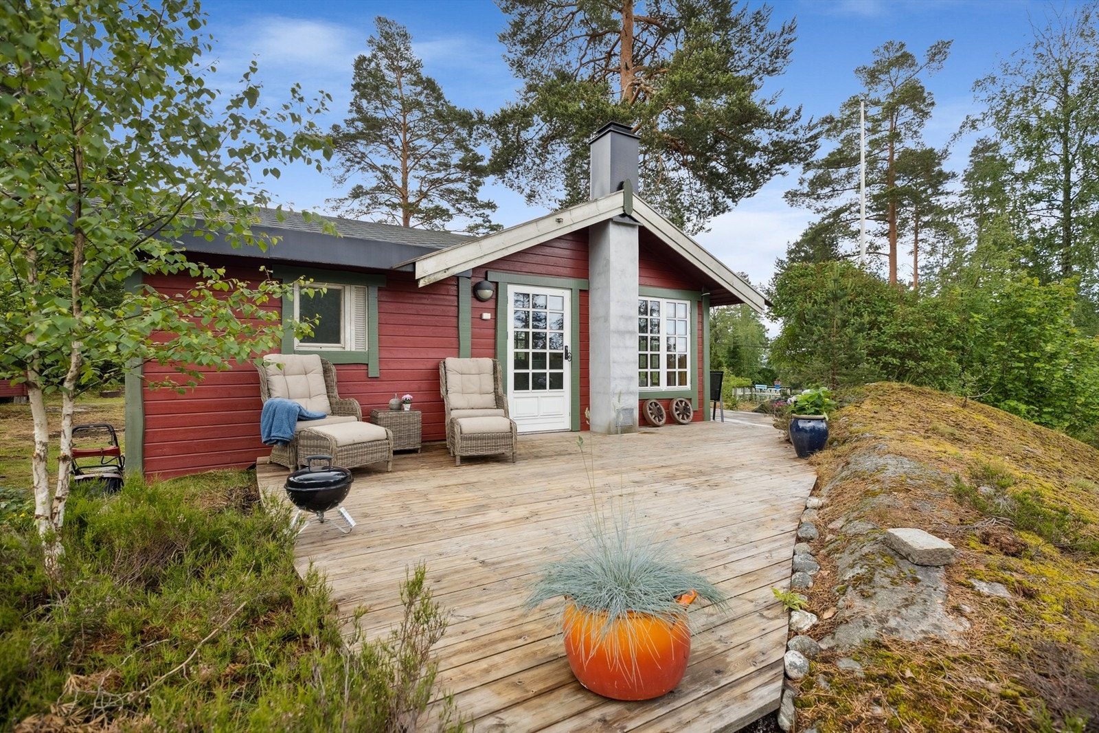 Eiendommen er på ca. 1 925 kvm om ligger lyst og luftig til på området. Galleribilde