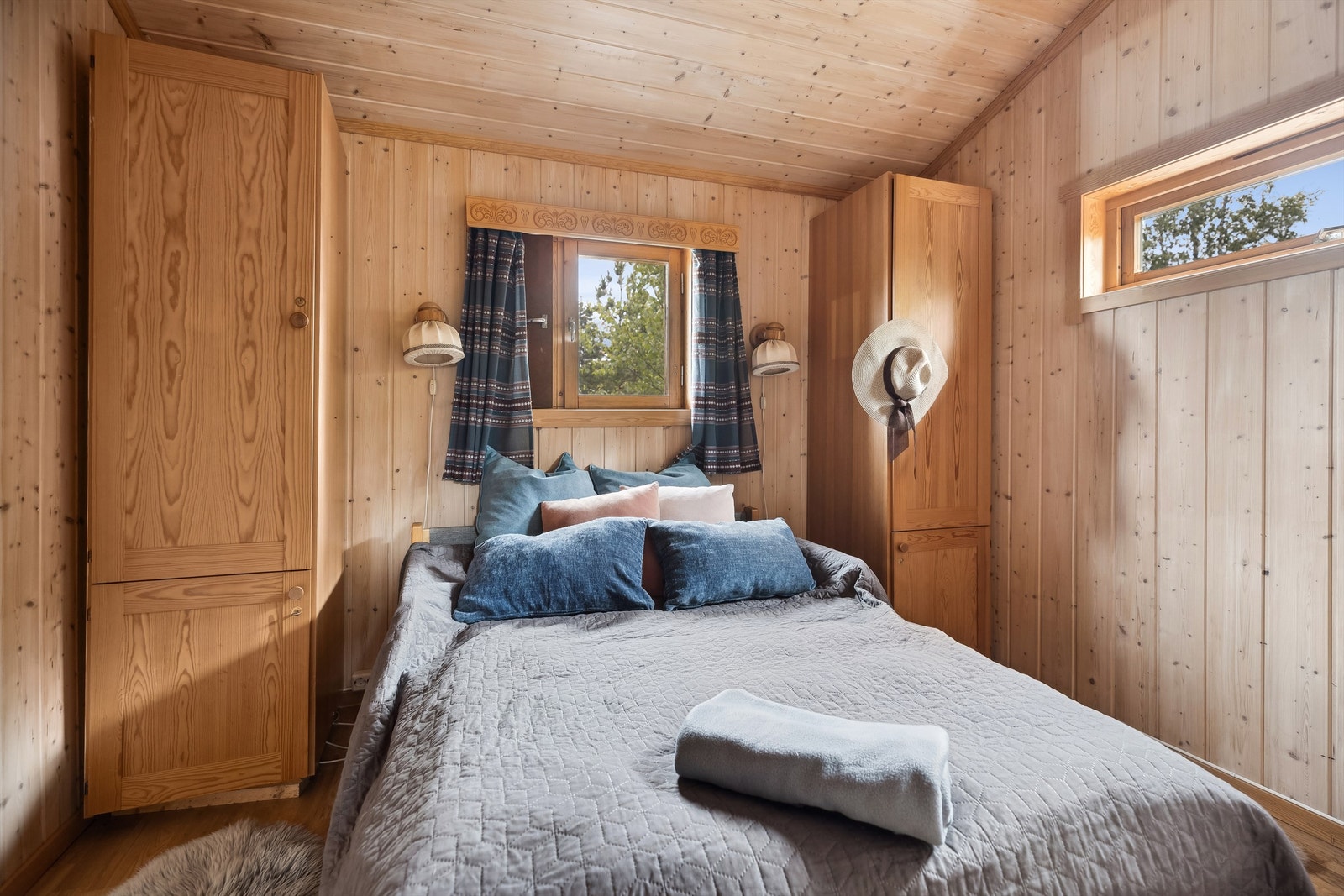 Her er det plass til en romslig seng og skap med godt med oppbevaringsmuligheter. Galleribilde