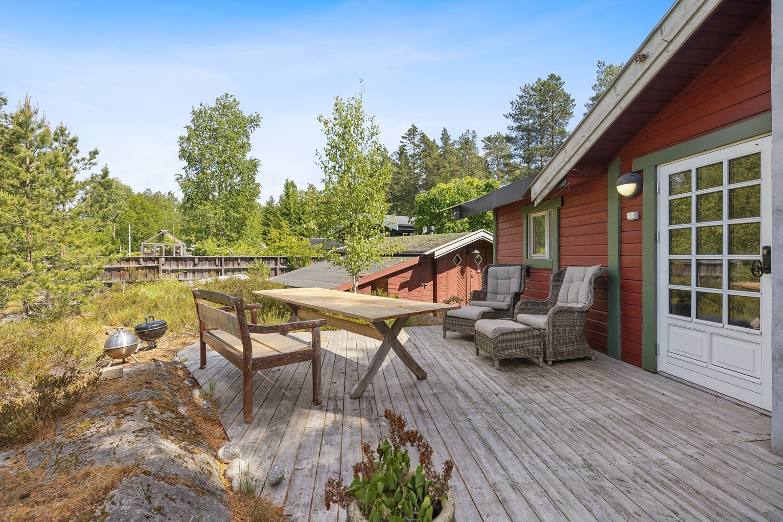 Terrassen føles usjenert og her er det bare å sitte å nyte naturen Galleribilde