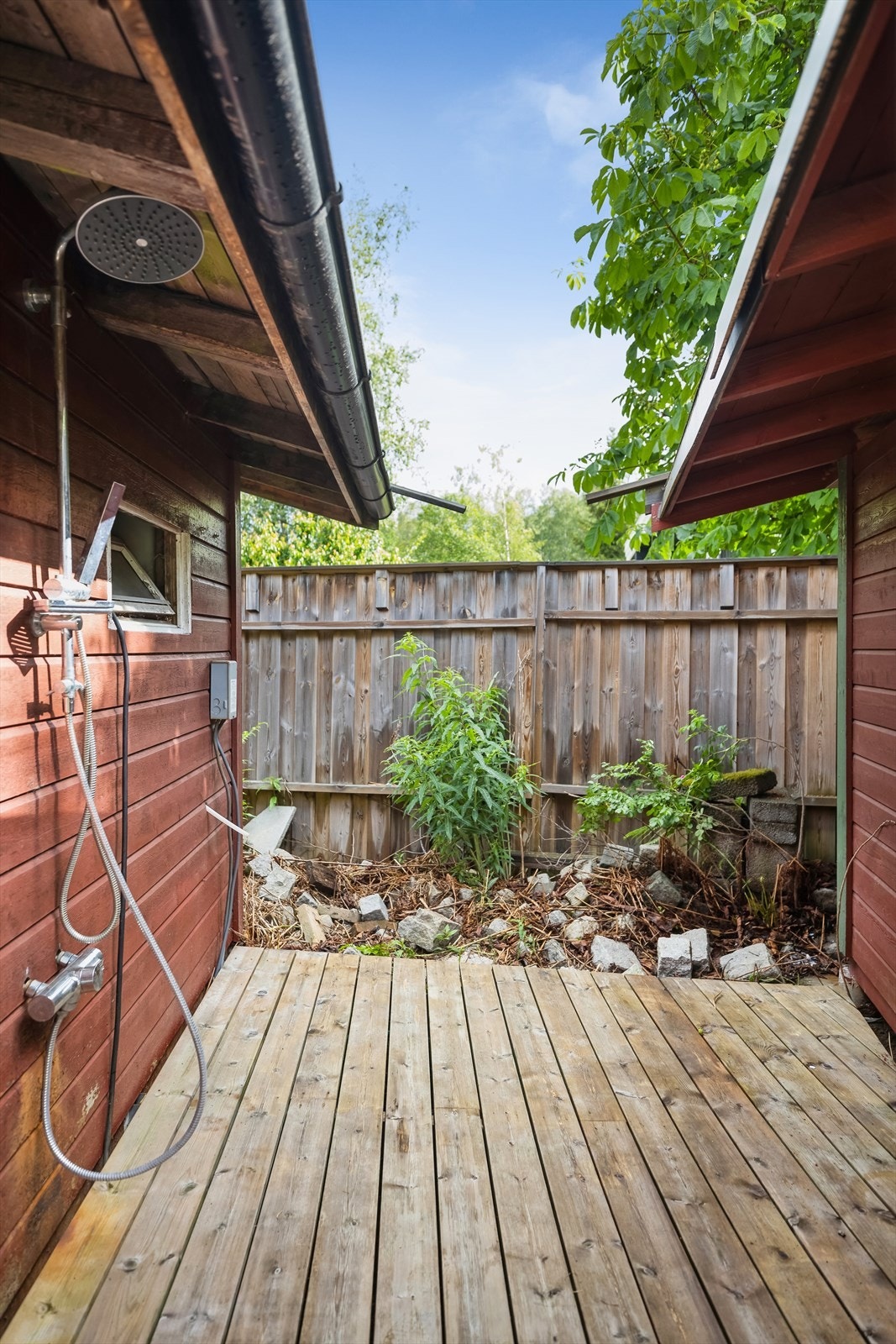 Praktisk utedusj montert på ytterveggen. Galleribilde