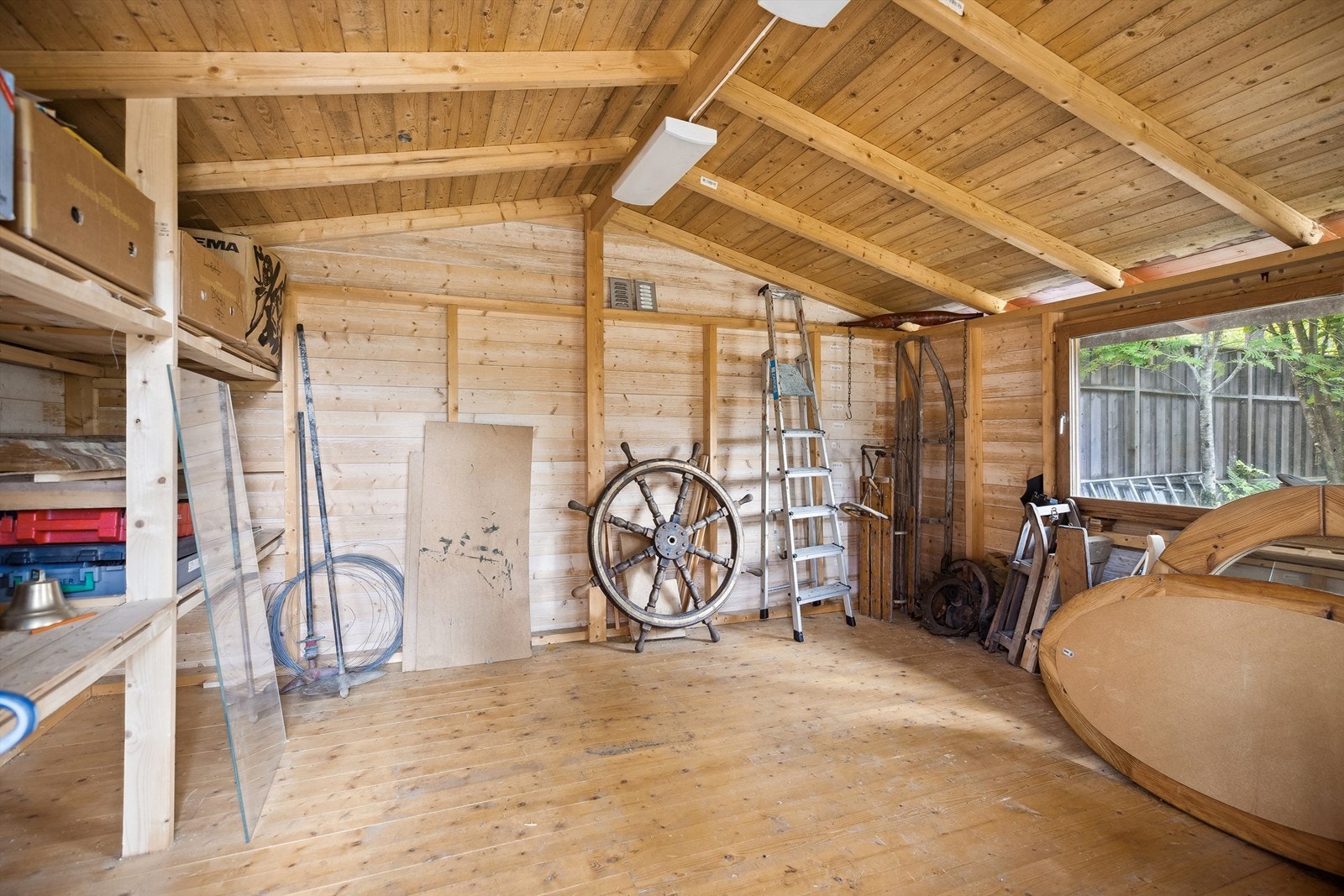 Utebod 2 med godt med oppbevaringsplass. Galleribilde