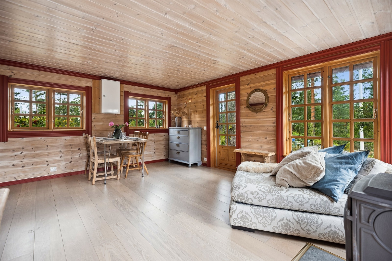 De mange vinduene fyller stuen med mye naturlig lys og gir deg flott utsyn til den store tomten. Galleribilde