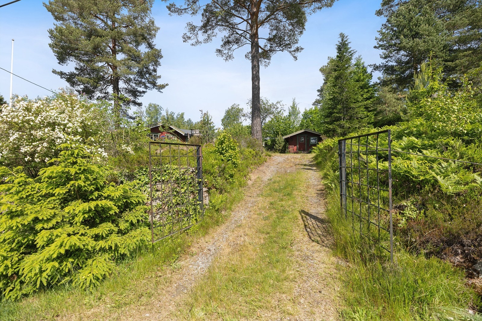 Fritidsboligen ligger i det hyggelige området Ellingstadåsen på Fjellstrand. Galleribilde