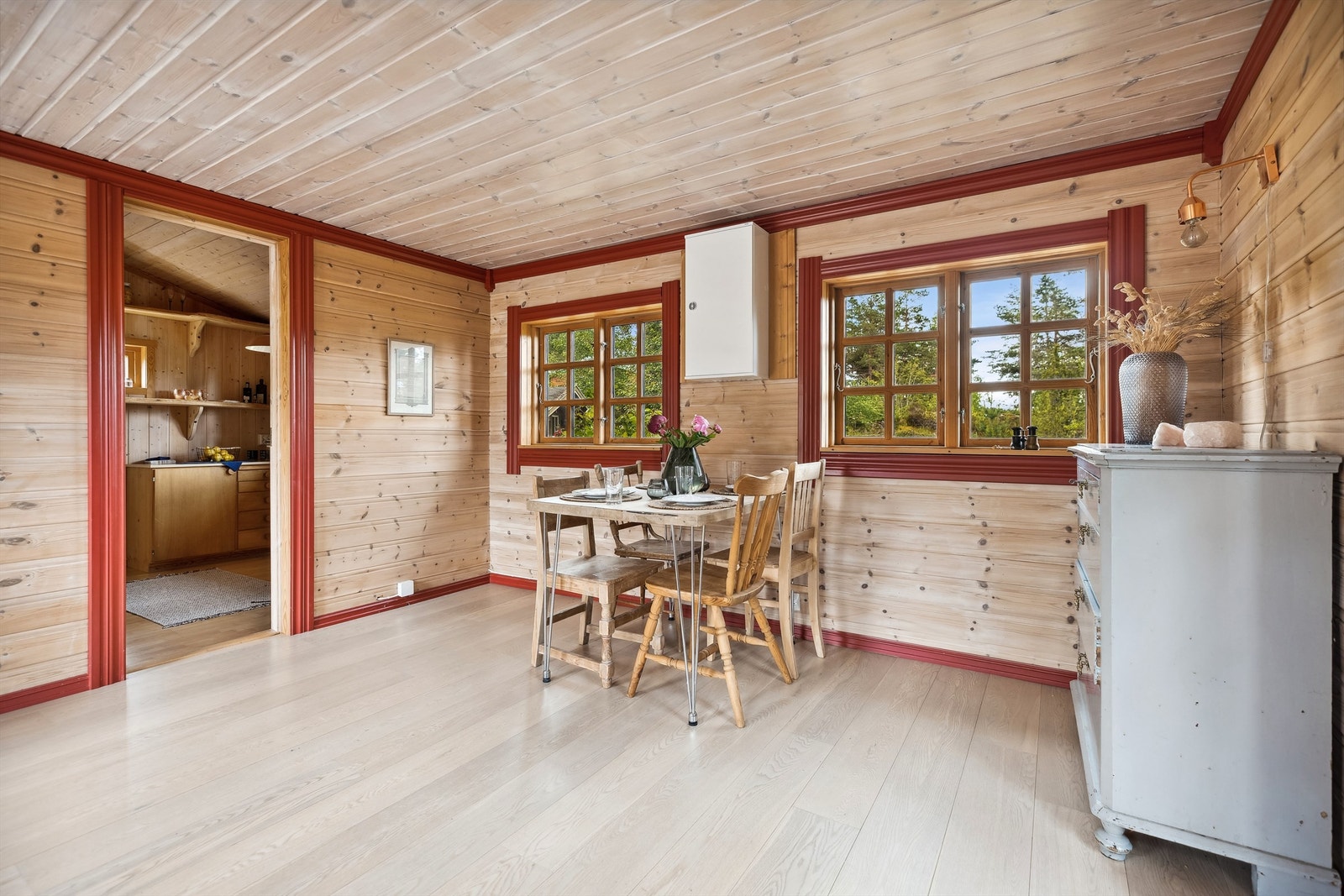 Hyggelig spiseplass som innbyr til sosialt samvær med familie og venner. Galleribilde