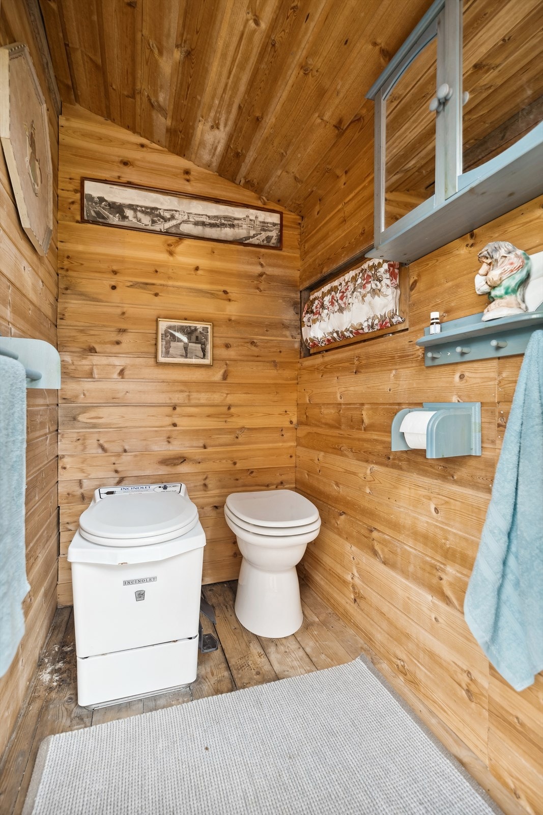 Toalettrom med forbrenningstoalett Galleribilde