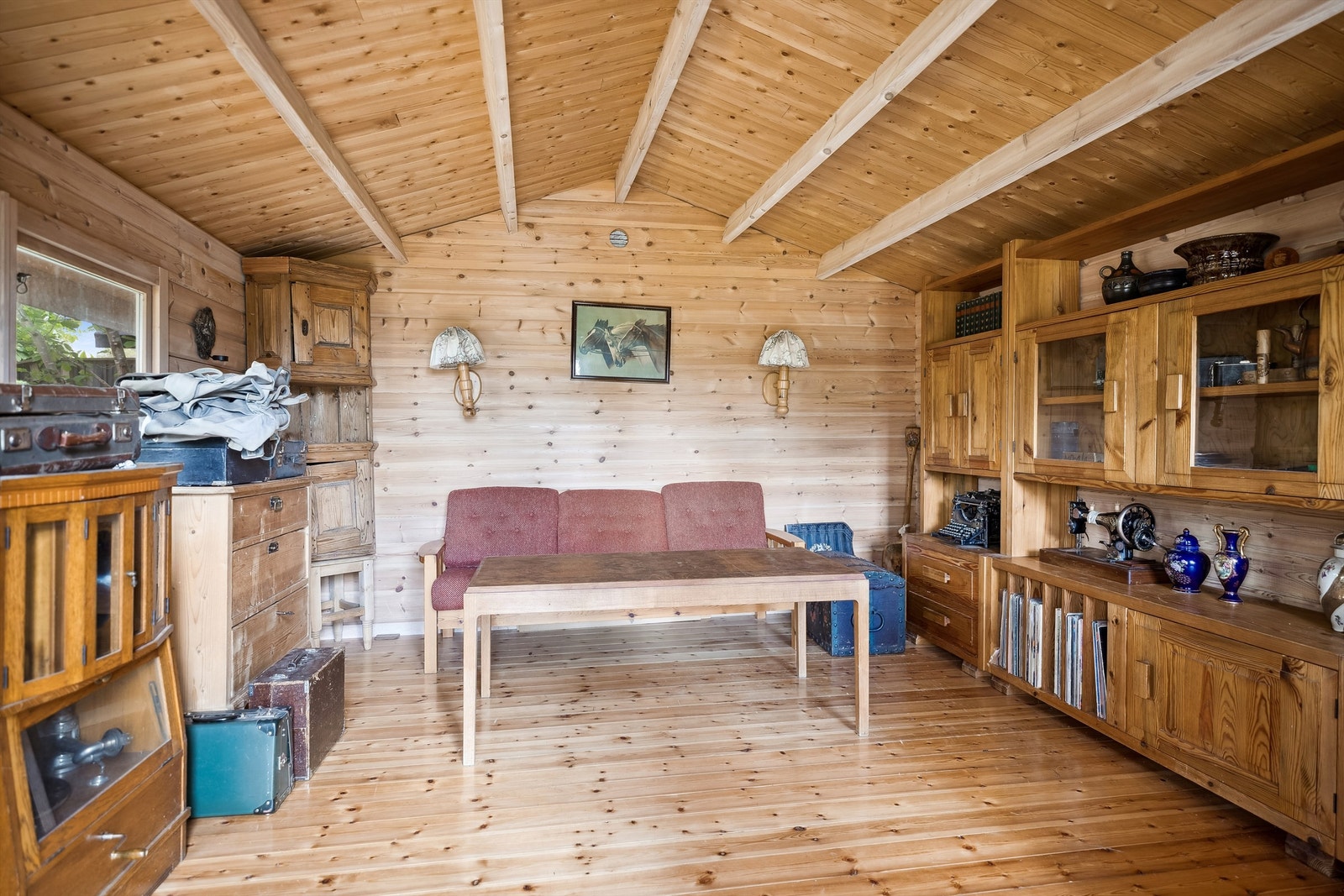 I annekset er det et stort oppholdsrom med flere muligheter for møblering. Galleribilde