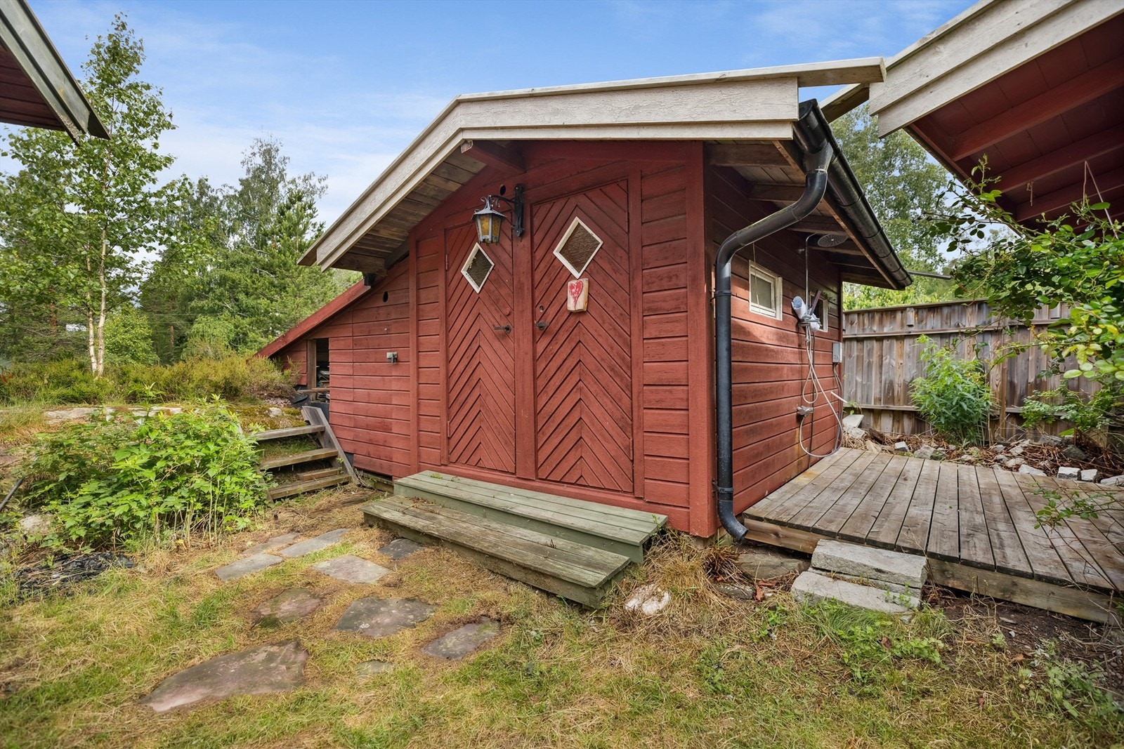 Utebod 1 har montert en utedusj på veggen og bygget inneholder forøvrig to rom samt et toalettrom. Galleribilde