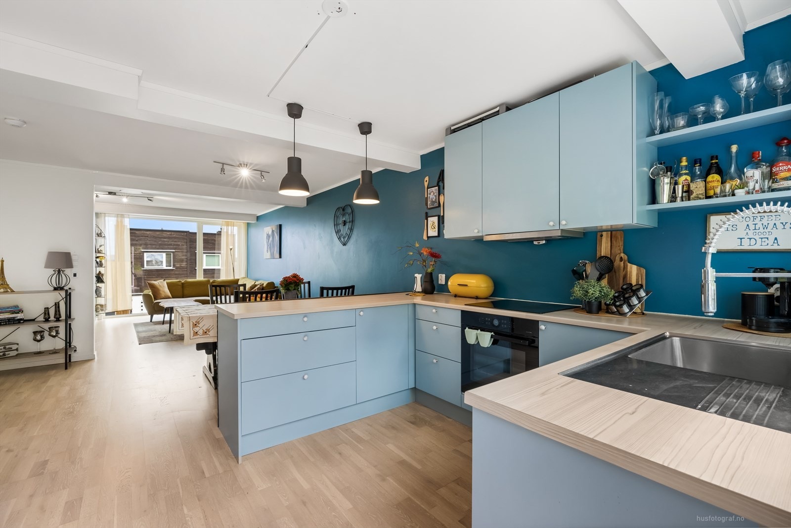 Kjøkkenet har godt med skapplass Galleribilde