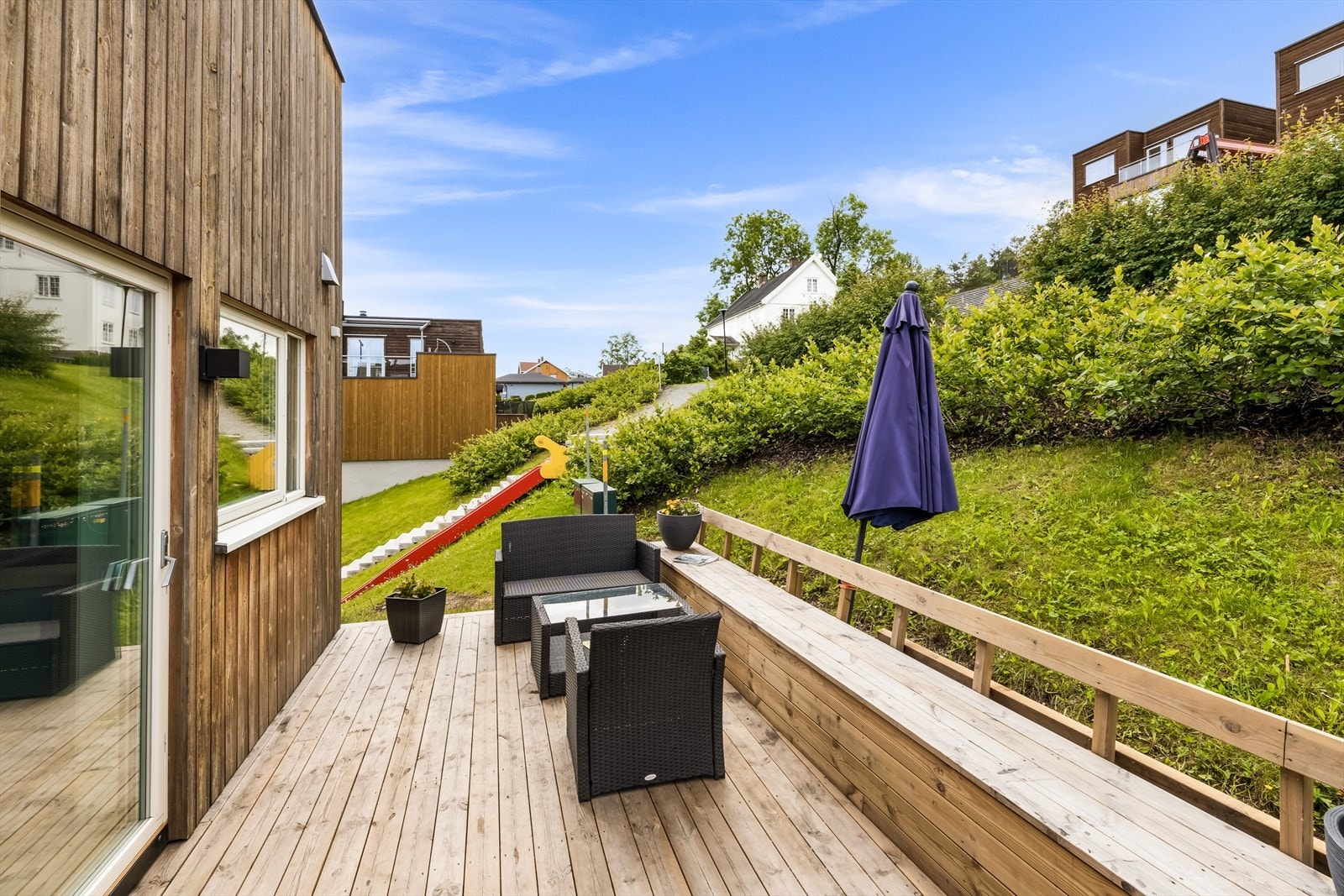 Boligen har flere koselig uteplasser - her med utgang fra kjøkken/spisestue. Galleribilde