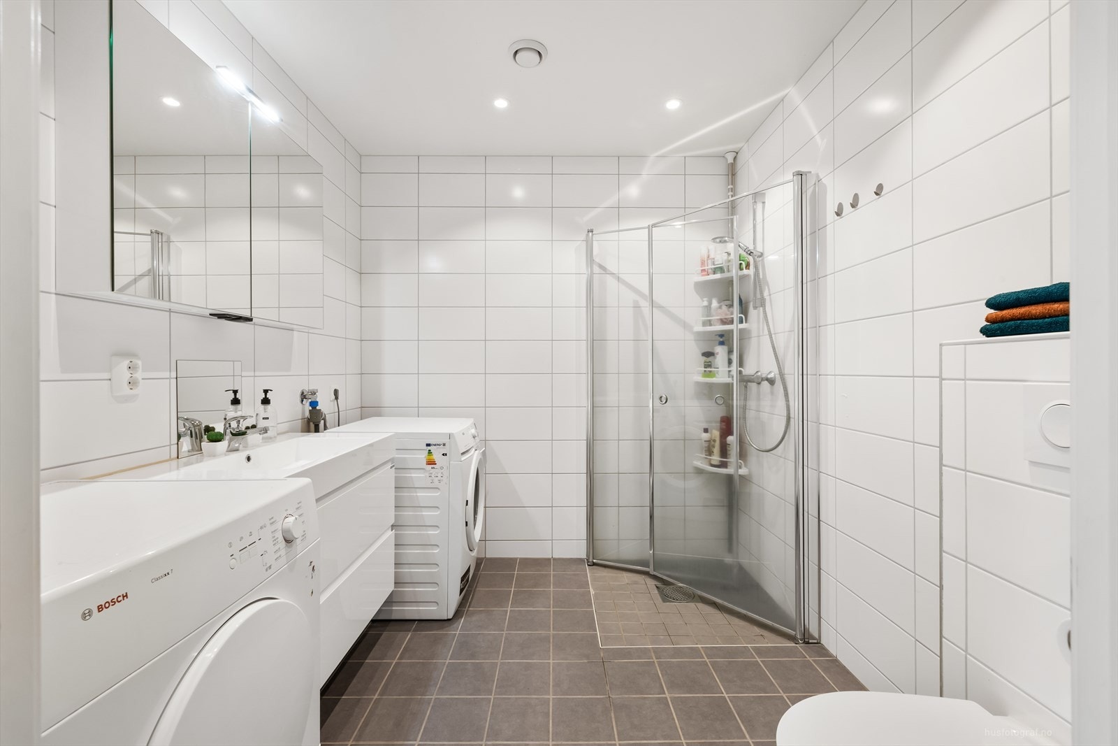 Romslig og flott hovedbad i 1. etasje Galleribilde