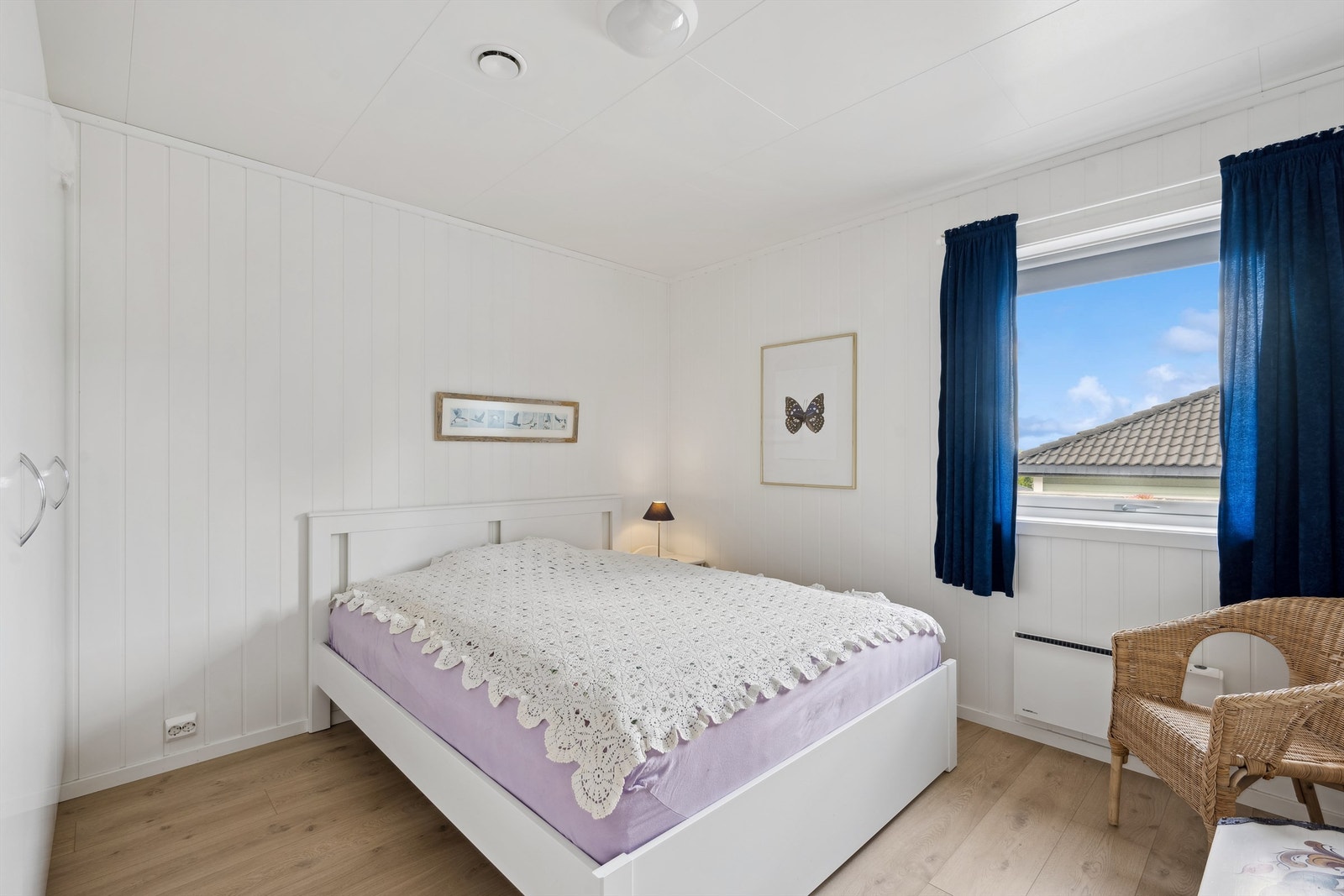 Stort hovedsoverom med garderobeinnredning. Galleribilde