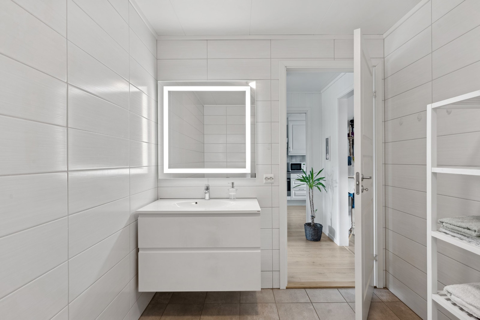 Fliser på både vegger og gulv - Oppvarming med elektriske varmekabler. Galleribilde