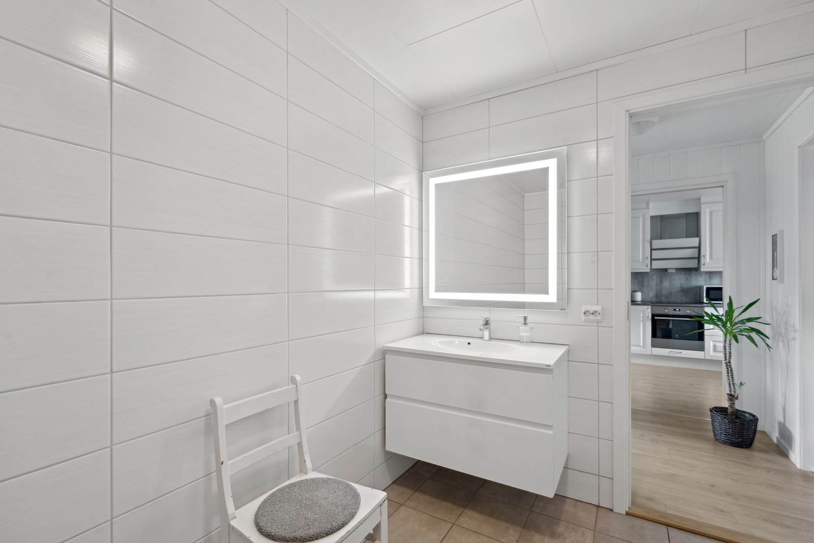 Lyst og lekkert bad med moderne innredninger. Galleribilde