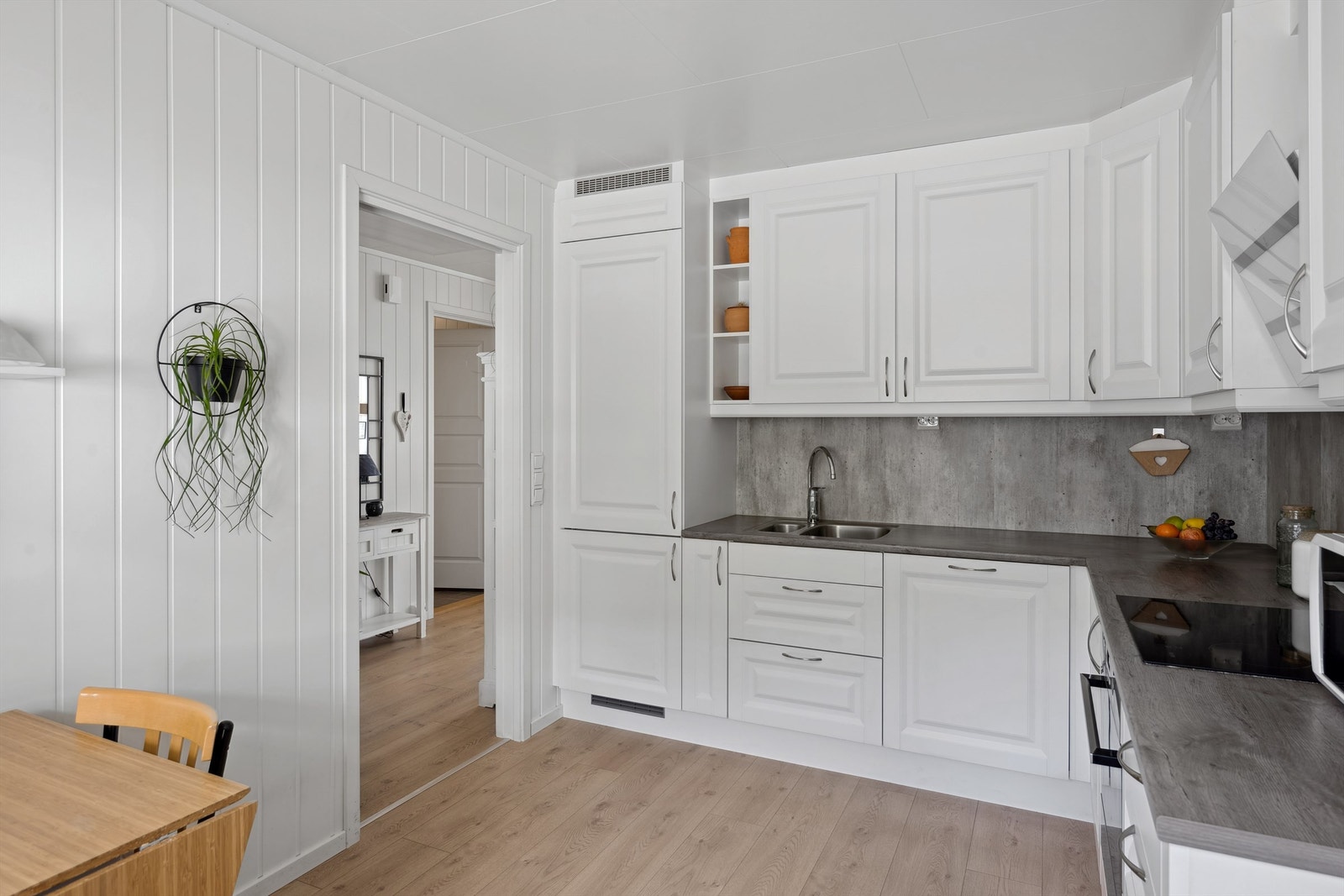 Det er skyvedør mellom innergang og kjøkken. Galleribilde