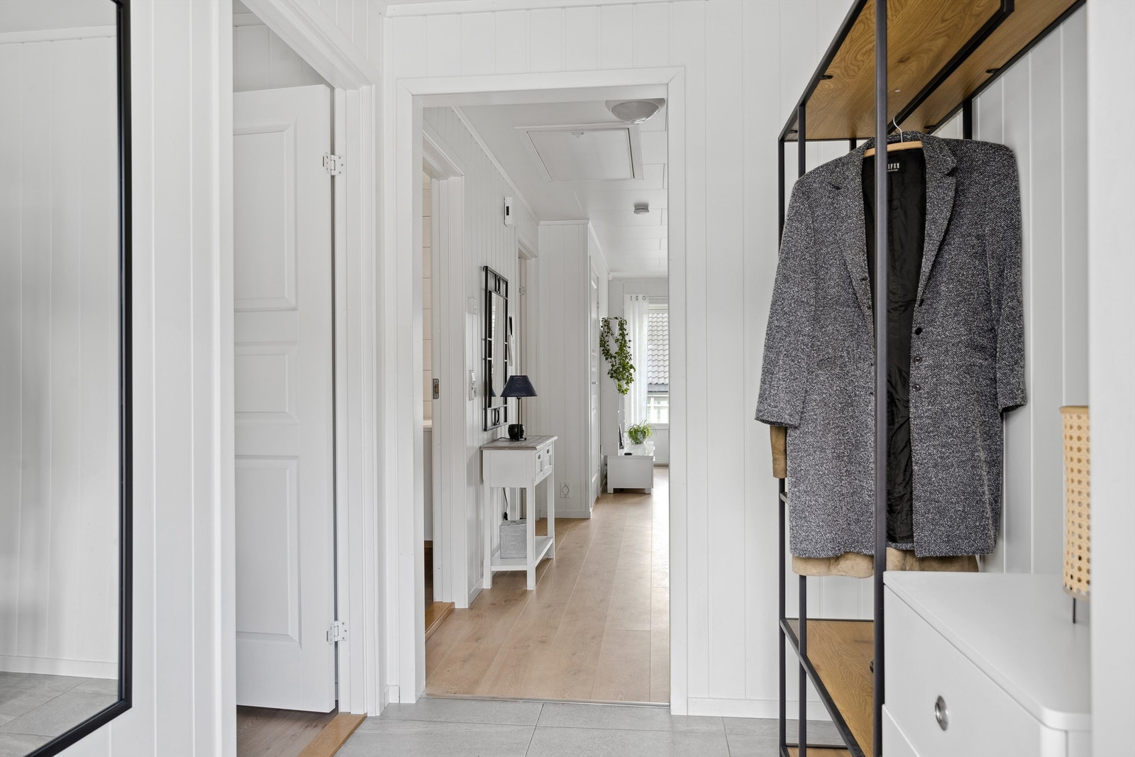 Velkommen inn! I entreen er det plass for både kommode og garderobeløsning. Galleribilde