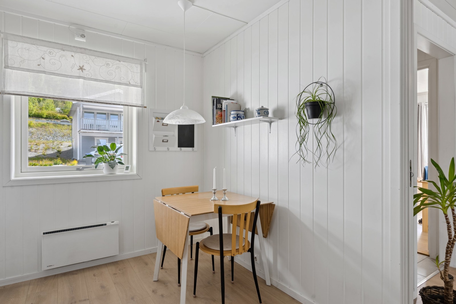 Plass til koselig spisesplass foran vindu. Galleribilde