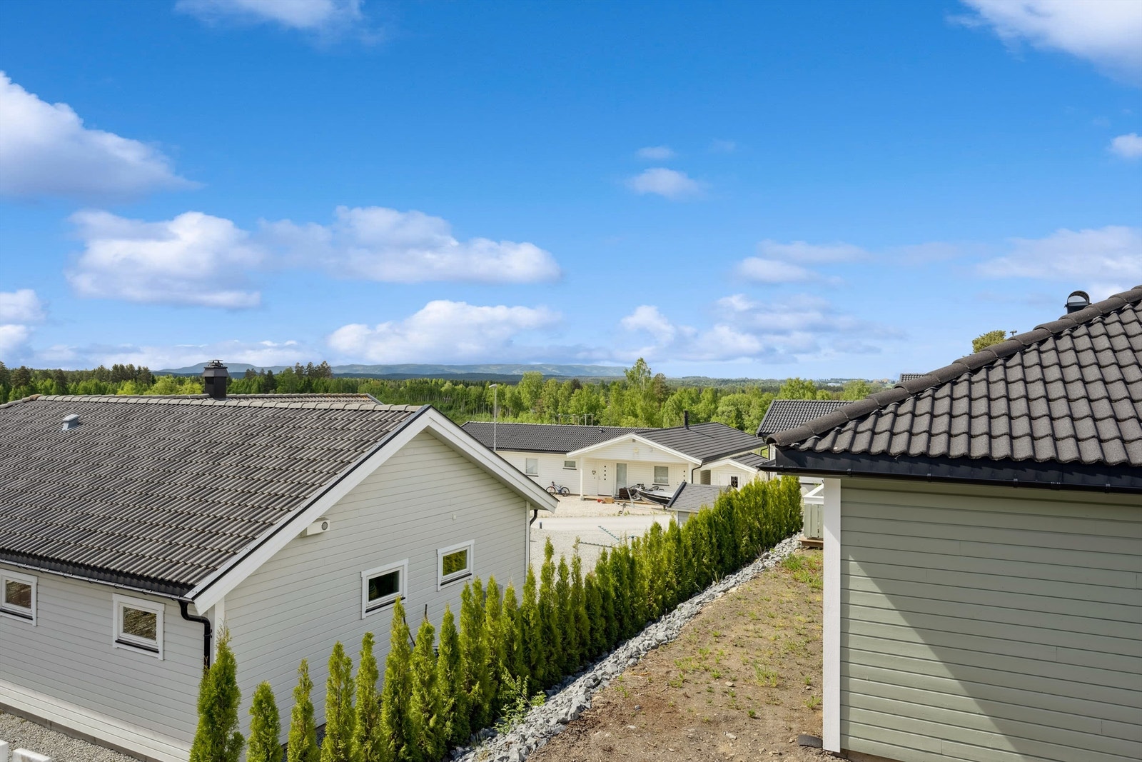 Fra verandaen er det nydelig utsikt mot Skreifjella og Totenlandet! Galleribilde