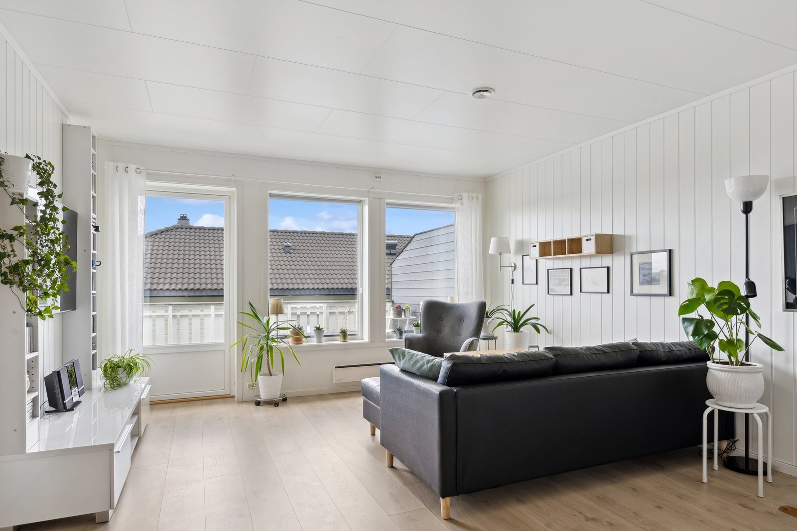 Store vindusflater mot vest. Adkomst til den store terrassen. Galleribilde