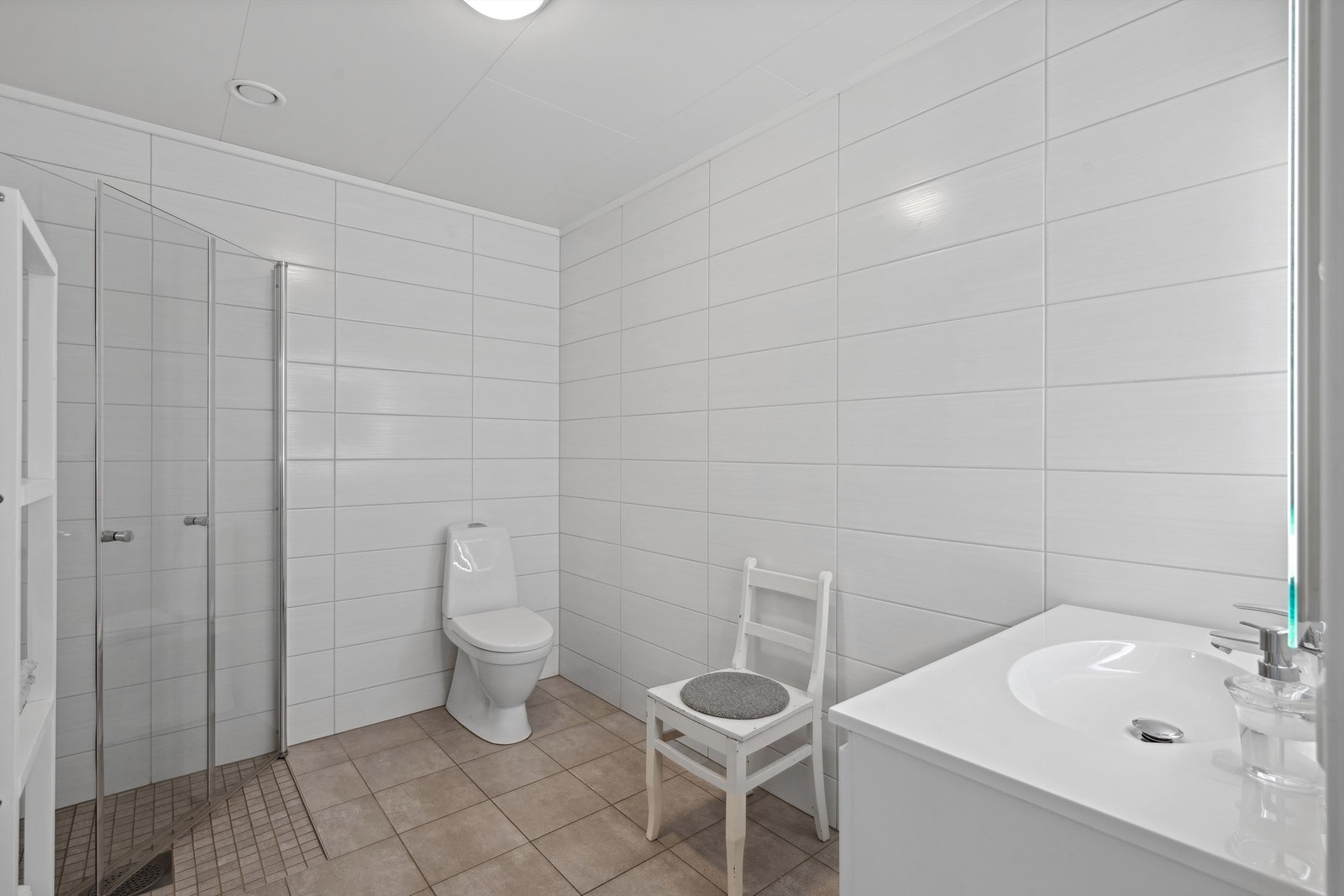 På badet er det plass for ekstra oppbevaringsskap/-hyller om ønskelig. Galleribilde