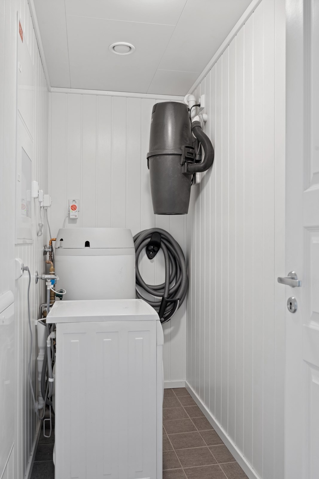 Bod/teknisk rom med opplegg for vaskemaskin og sentralstøvsuger - Fliser på gulv. Galleribilde