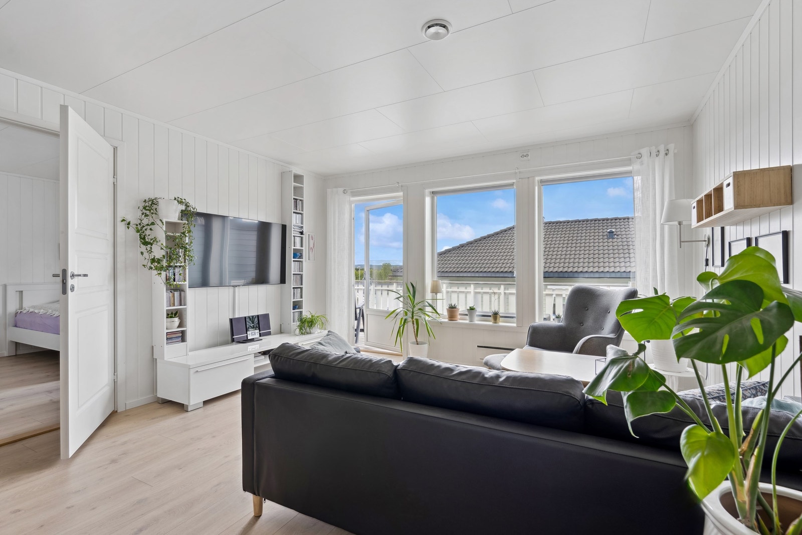 Mye naturlig lysinnslipp fra store vindusflater. Galleribilde