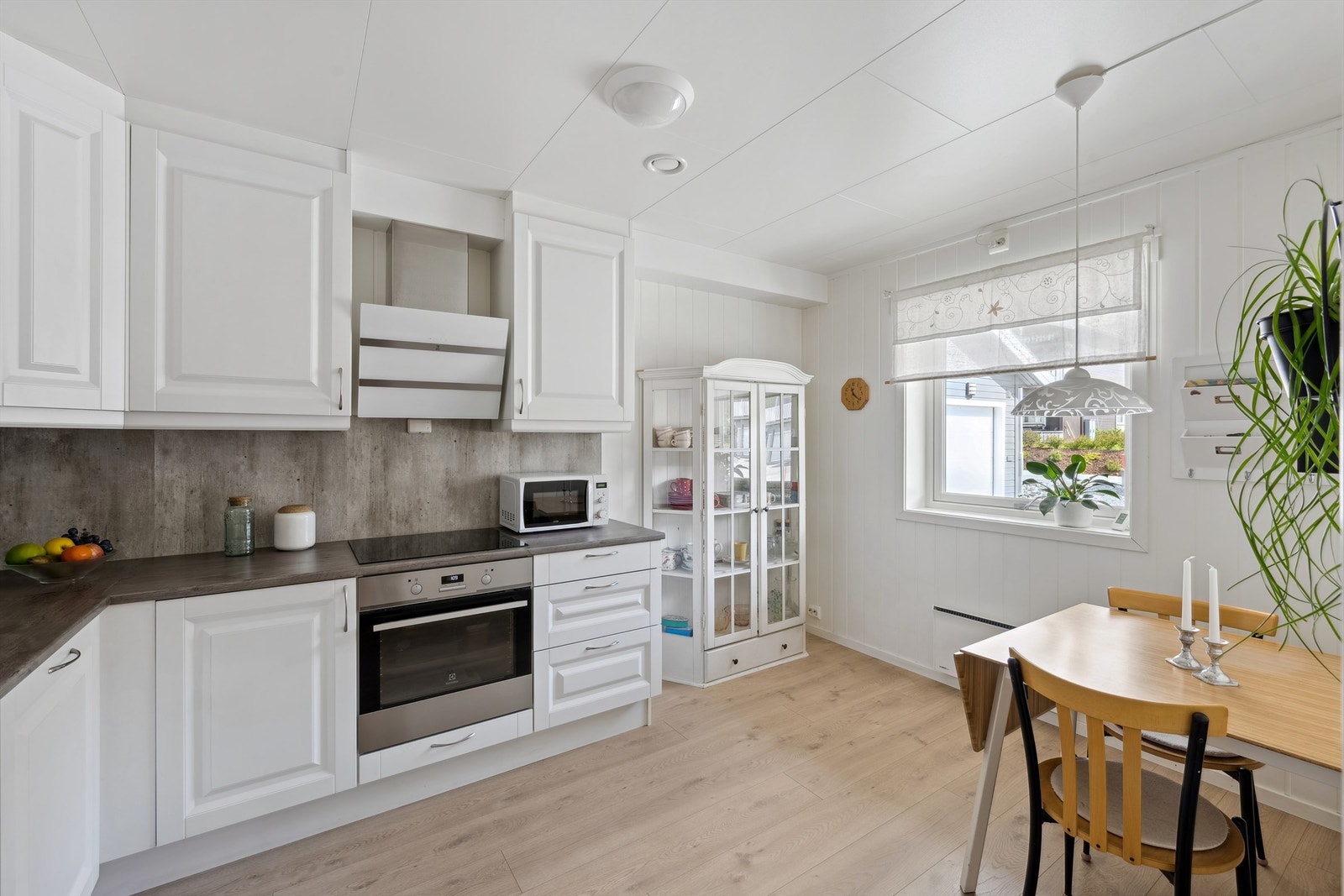 Stort kjøkken med profilerte fronter og integrerte hvitevarer. Plass til spiseplass foran vinduet på kjøkkenet. Galleribilde