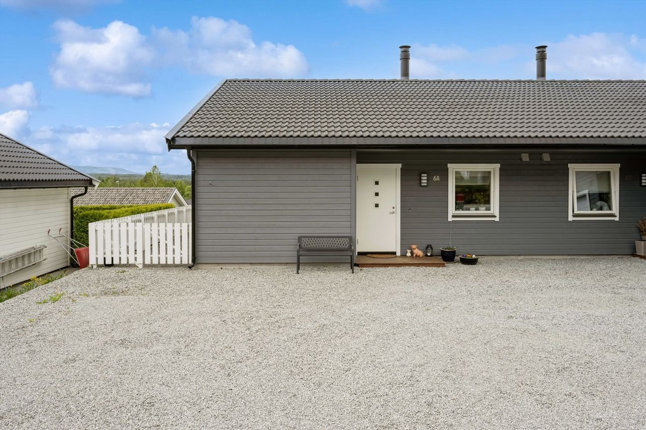 Meget stort, gruset gårdsrom med flere biloppstillingsplasser. Galleribilde